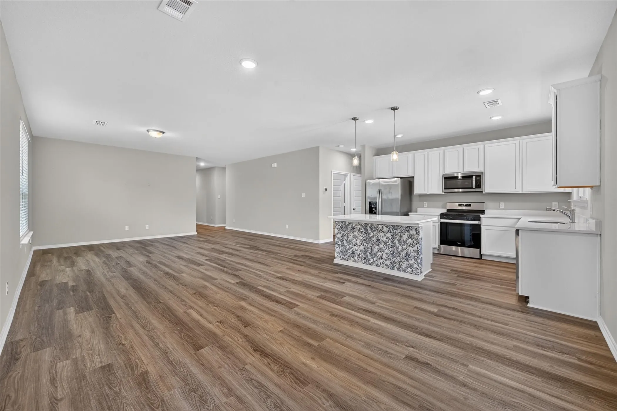 Single Family Residence For Sale in Ellis County , 2292 High Plain Lane, Waxahachie, Texas 75167, 4 Bedroom, 3 Bathroom, 2 Garage spaces, 1,812 Sqft, built in 2022, mls#21395647, Real Estate Agent in Waxahachie, Homes For Sale in Ellis county, Homes For Sale in Waxahachie, Realtor in Waxahachie Texas, Real Estate Brokerage Independent Realty Texas, Luminita Cordes Realtor