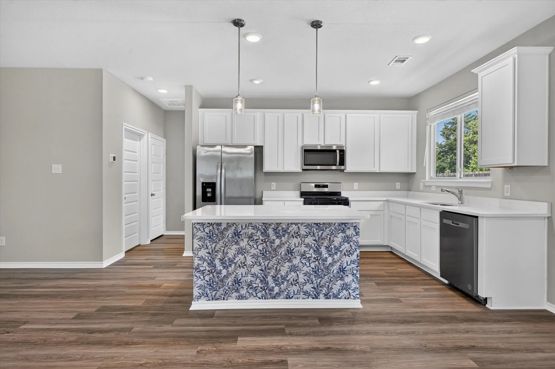 Single Family Residence For Sale in Ellis County , 2292 High Plain Lane, Waxahachie, Texas 75167, 4 Bedroom, 3 Bathroom, 2 Garage spaces, 1,812 Sqft, built in 2022, mls#21395647, Real Estate Agent in Waxahachie, Homes For Sale in Ellis county, Homes For Sale in Waxahachie, Realtor in Waxahachie Texas, Real Estate Brokerage Independent Realty Texas, Luminita Cordes Realtor