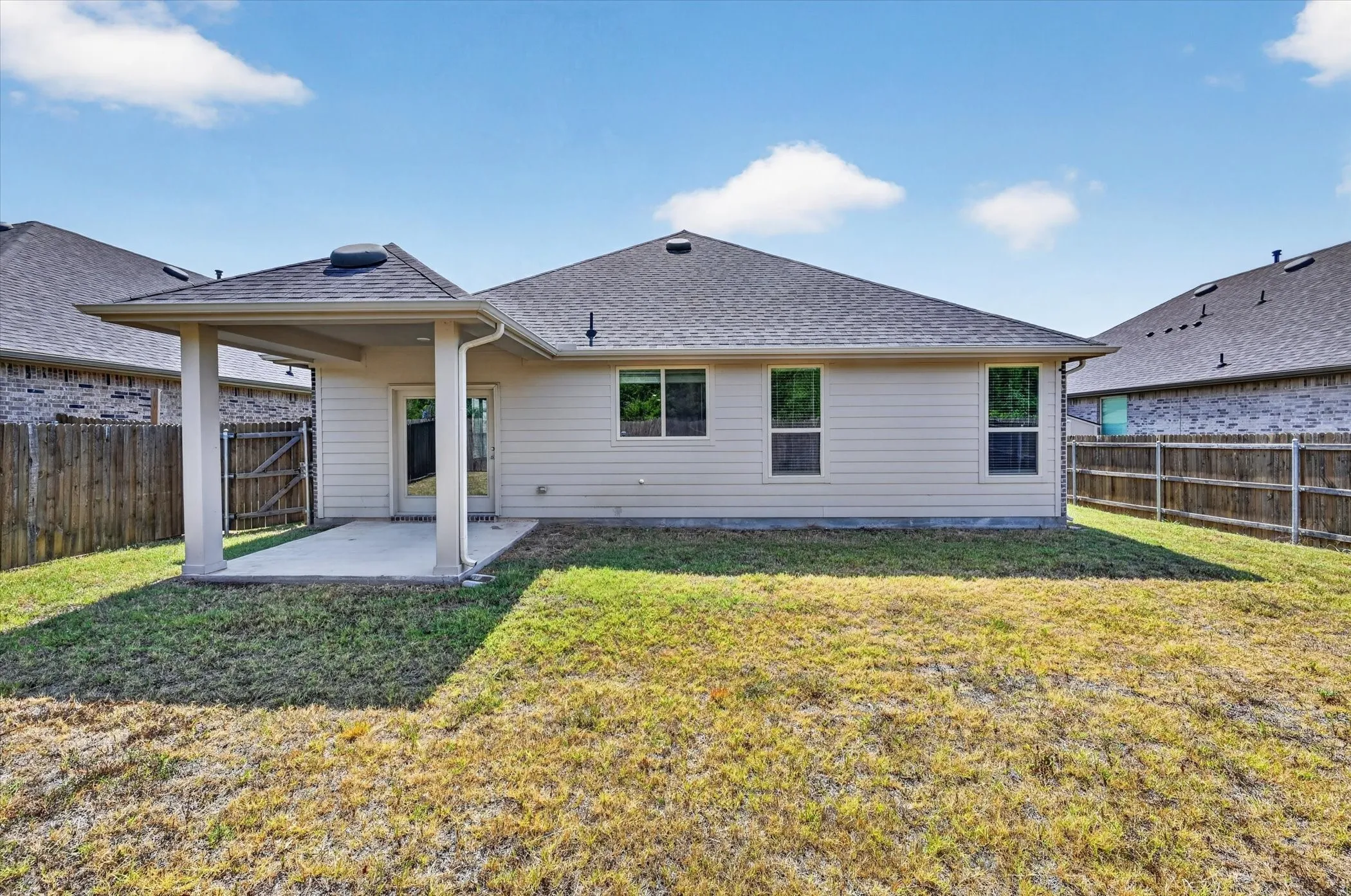 Single Family Residence For Sale in Ellis County , 2292 High Plain Lane, Waxahachie, Texas 75167, 4 Bedroom, 3 Bathroom, 2 Garage spaces, 1,812 Sqft, built in 2022, mls#21395647, Real Estate Agent in Waxahachie, Homes For Sale in Ellis county, Homes For Sale in Waxahachie, Realtor in Waxahachie Texas, Real Estate Brokerage Independent Realty Texas, Luminita Cordes Realtor