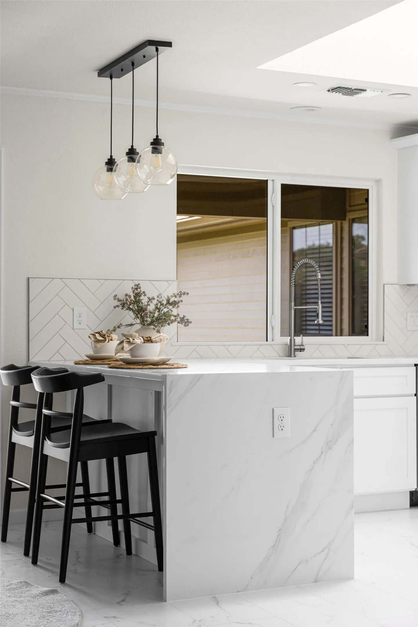 Kitchen cascade island