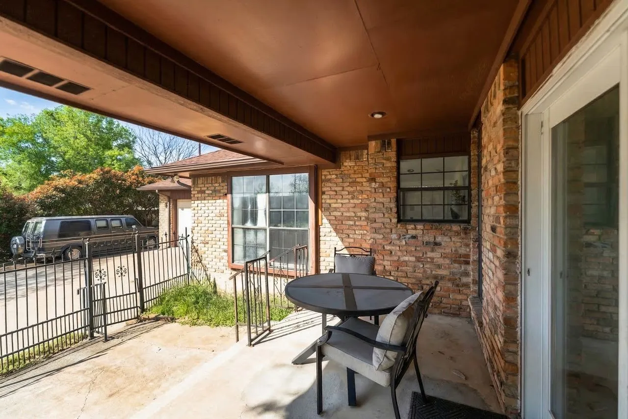 Single Family Residence For Sale in Dallas County , 2408 Castle Street, Irving, Texas 75038, 3 Bedroom, 3 Bathroom, 2 Garage spaces, 2,197 Sqft, built in 1982, mls#21393741, Real Estate Agent in Irving, Homes For Sale in Dallas county, Homes For Sale in Irving, Realtor in Irving Texas, Real Estate Brokerage Independent Realty Texas, Luminita Cordes Realtor