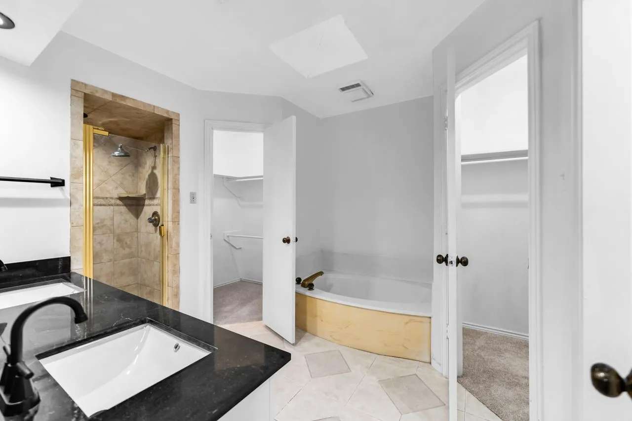 Single Family Residence For Sale in Dallas County , 2408 Castle Street, Irving, Texas 75038, 3 Bedroom, 3 Bathroom, 2 Garage spaces, 2,197 Sqft, built in 1982, mls#21393741, Real Estate Agent in Irving, Homes For Sale in Dallas county, Homes For Sale in Irving, Realtor in Irving Texas, Real Estate Brokerage Independent Realty Texas, Luminita Cordes Realtor
