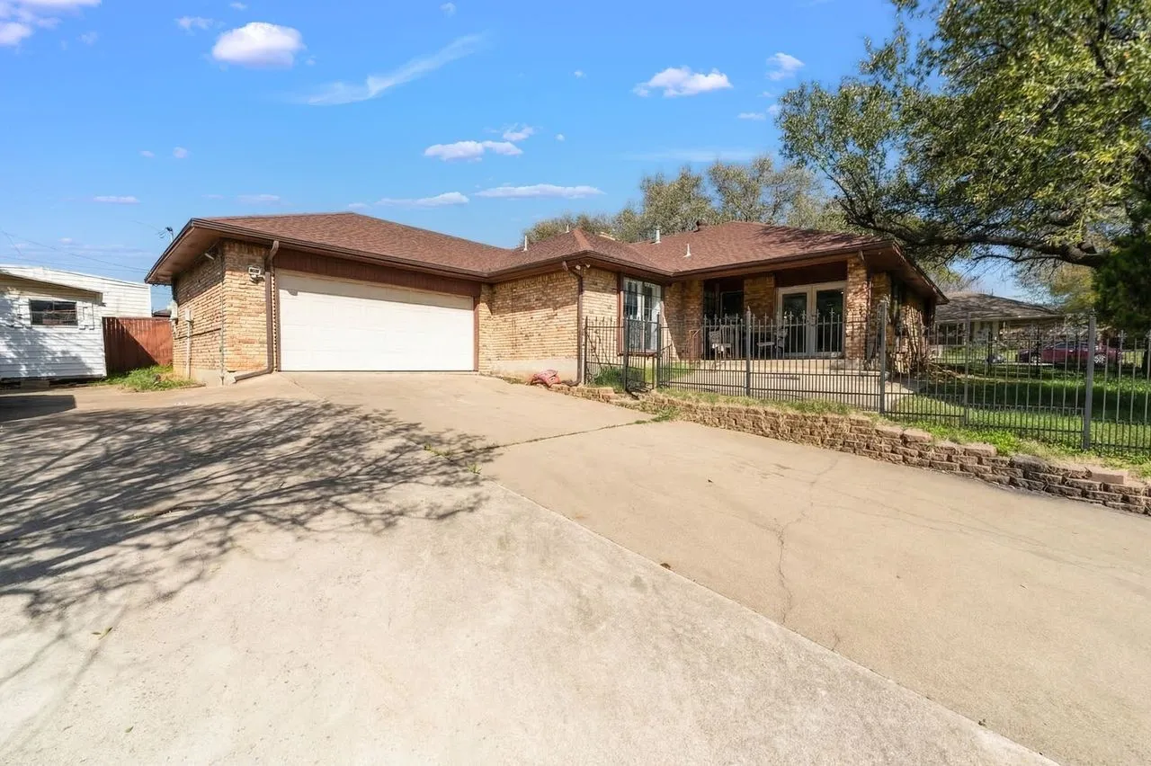 Single Family Residence For Sale in Dallas County , 2408 Castle Street, Irving, Texas 75038, 3 Bedroom, 3 Bathroom, 2 Garage spaces, 2,197 Sqft, built in 1982, mls#21393741, Real Estate Agent in Irving, Homes For Sale in Dallas county, Homes For Sale in Irving, Realtor in Irving Texas, Real Estate Brokerage Independent Realty Texas, Luminita Cordes Realtor