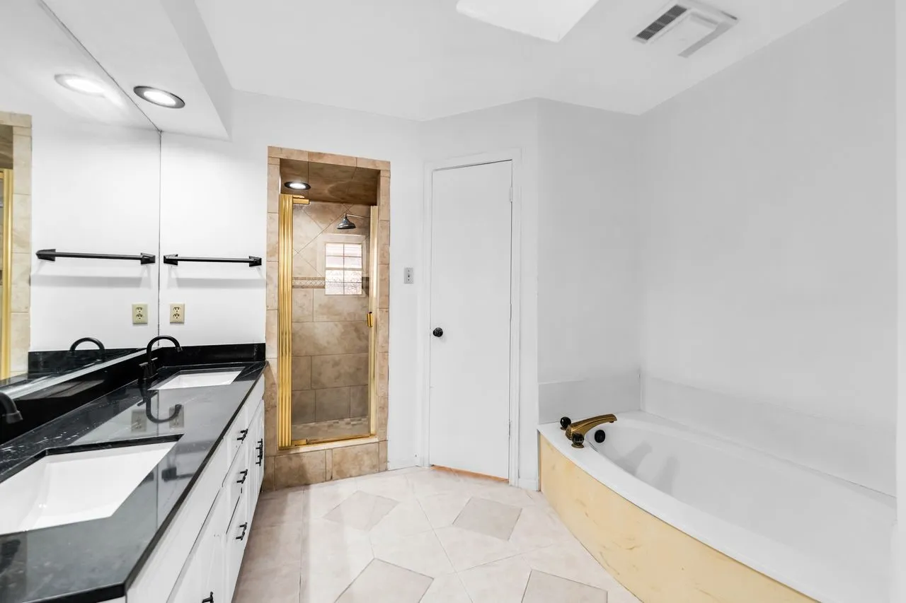 Single Family Residence For Sale in Dallas County , 2408 Castle Street, Irving, Texas 75038, 3 Bedroom, 3 Bathroom, 2 Garage spaces, 2,197 Sqft, built in 1982, mls#21393741, Real Estate Agent in Irving, Homes For Sale in Dallas county, Homes For Sale in Irving, Realtor in Irving Texas, Real Estate Brokerage Independent Realty Texas, Luminita Cordes Realtor