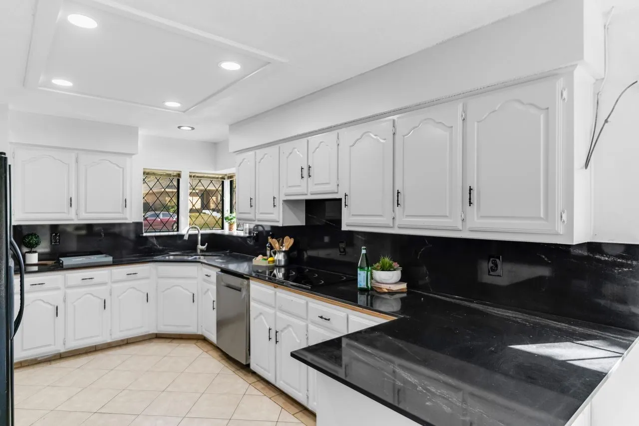 Single Family Residence For Sale in Dallas County , 2408 Castle Street, Irving, Texas 75038, 3 Bedroom, 3 Bathroom, 2 Garage spaces, 2,197 Sqft, built in 1982, mls#21393741, Real Estate Agent in Irving, Homes For Sale in Dallas county, Homes For Sale in Irving, Realtor in Irving Texas, Real Estate Brokerage Independent Realty Texas, Luminita Cordes Realtor