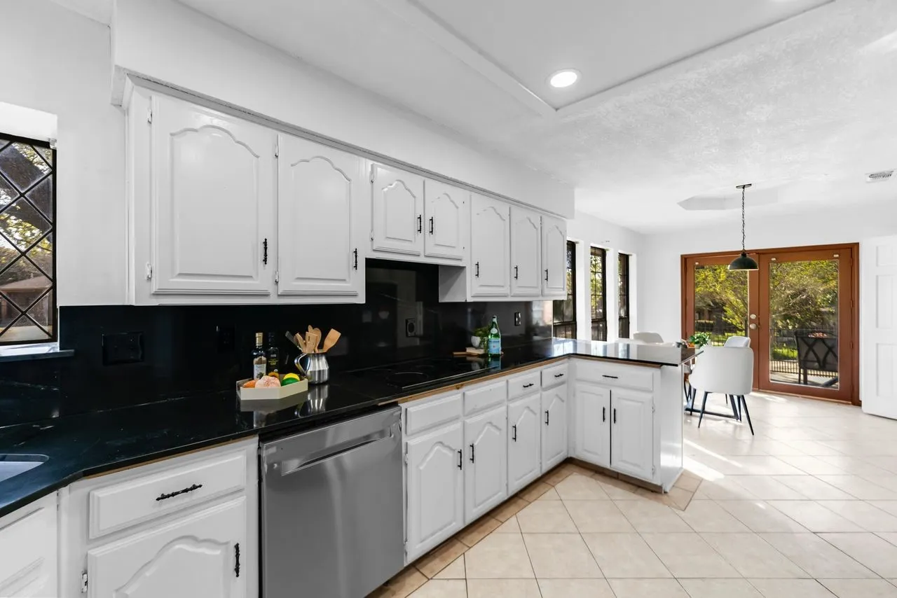 Single Family Residence For Sale in Dallas County , 2408 Castle Street, Irving, Texas 75038, 3 Bedroom, 3 Bathroom, 2 Garage spaces, 2,197 Sqft, built in 1982, mls#21393741, Real Estate Agent in Irving, Homes For Sale in Dallas county, Homes For Sale in Irving, Realtor in Irving Texas, Real Estate Brokerage Independent Realty Texas, Luminita Cordes Realtor