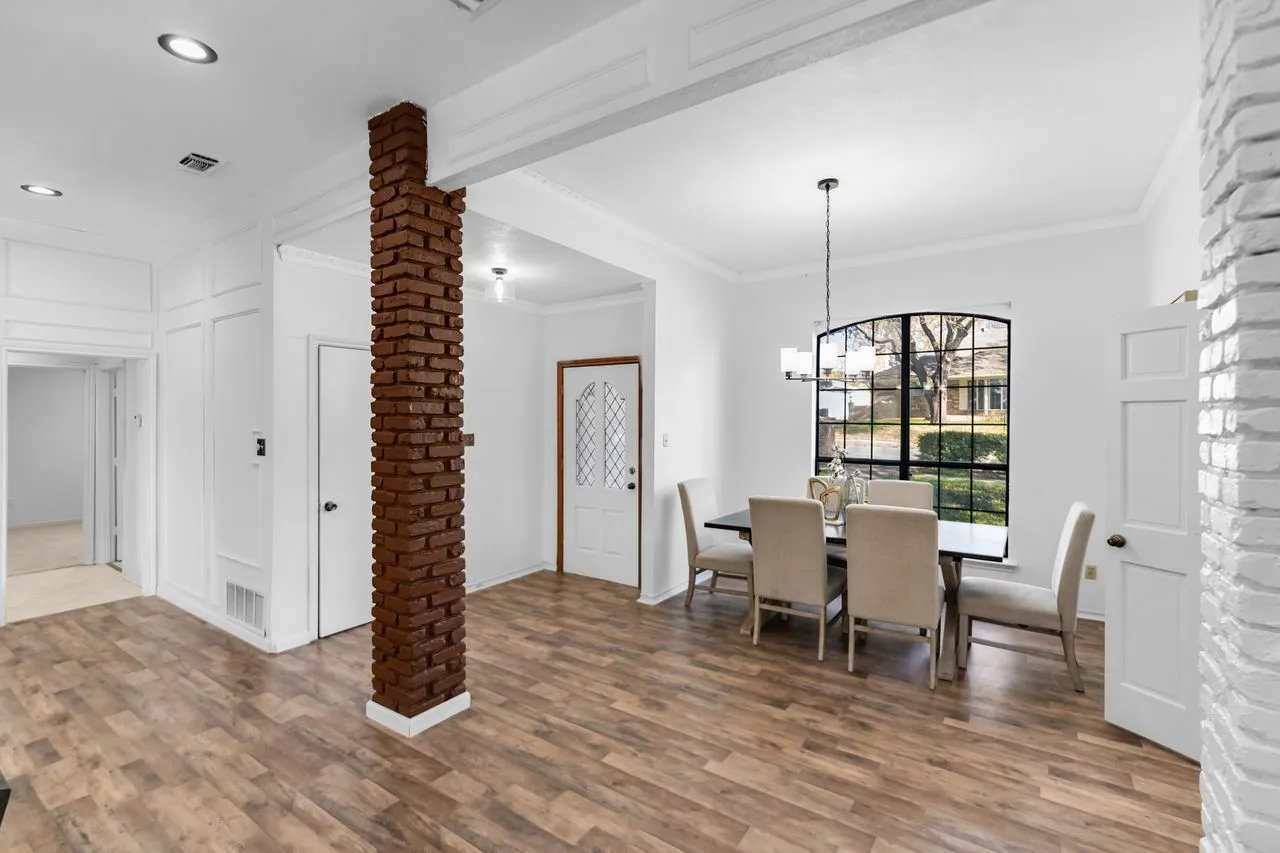 Single Family Residence For Sale in Dallas County , 2408 Castle Street, Irving, Texas 75038, 3 Bedroom, 3 Bathroom, 2 Garage spaces, 2,197 Sqft, built in 1982, mls#21393741, Real Estate Agent in Irving, Homes For Sale in Dallas county, Homes For Sale in Irving, Realtor in Irving Texas, Real Estate Brokerage Independent Realty Texas, Luminita Cordes Realtor