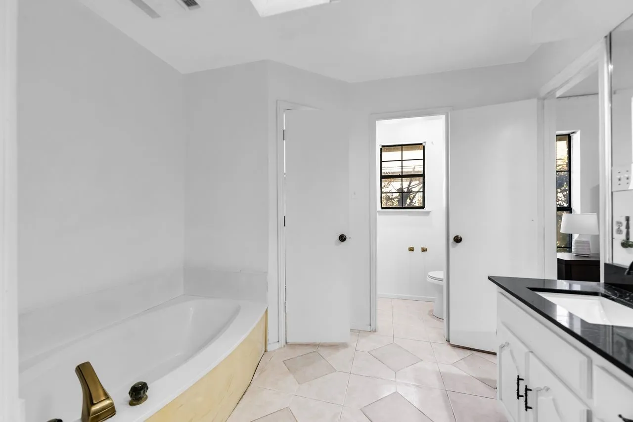 Single Family Residence For Sale in Dallas County , 2408 Castle Street, Irving, Texas 75038, 3 Bedroom, 3 Bathroom, 2 Garage spaces, 2,197 Sqft, built in 1982, mls#21393741, Real Estate Agent in Irving, Homes For Sale in Dallas county, Homes For Sale in Irving, Realtor in Irving Texas, Real Estate Brokerage Independent Realty Texas, Luminita Cordes Realtor