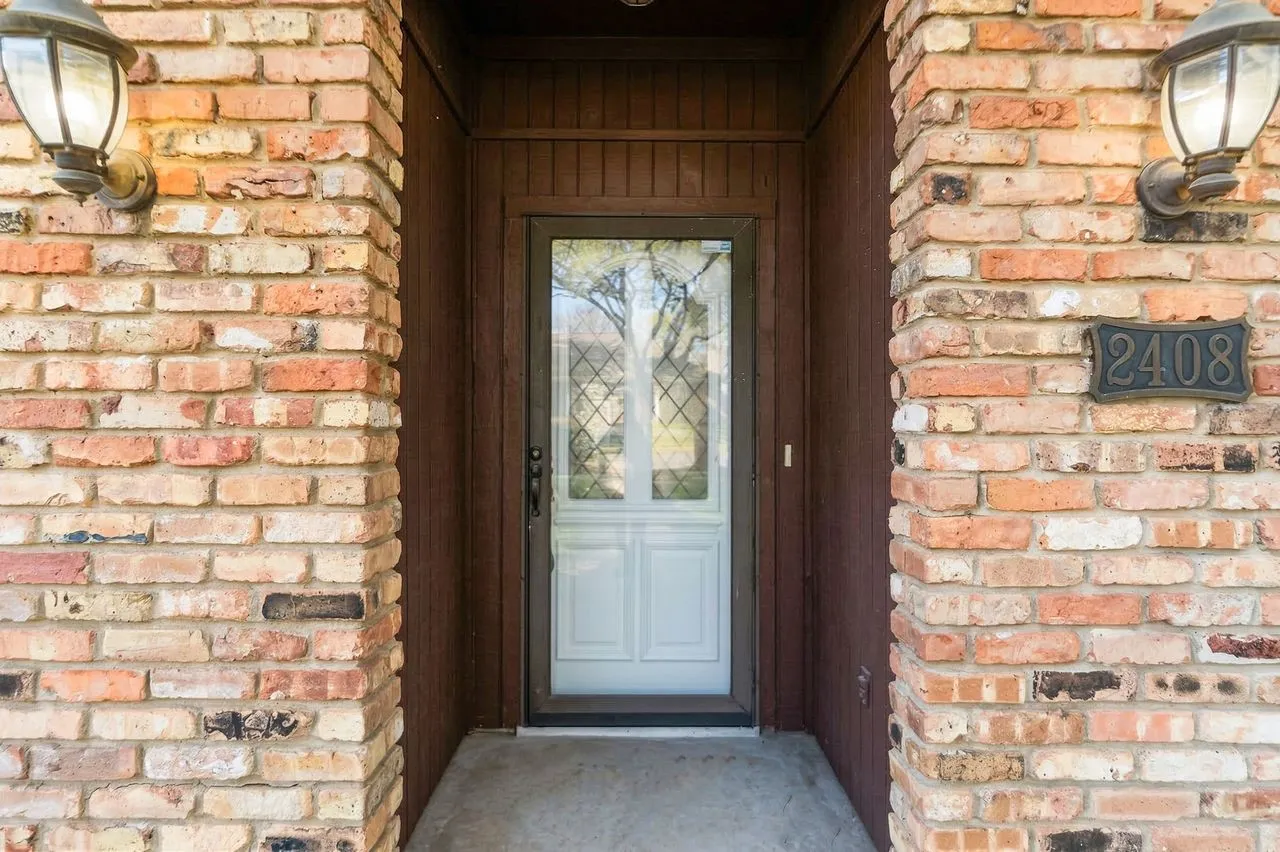Single Family Residence For Sale in Dallas County , 2408 Castle Street, Irving, Texas 75038, 3 Bedroom, 3 Bathroom, 2 Garage spaces, 2,197 Sqft, built in 1982, mls#21393741, Real Estate Agent in Irving, Homes For Sale in Dallas county, Homes For Sale in Irving, Realtor in Irving Texas, Real Estate Brokerage Independent Realty Texas, Luminita Cordes Realtor