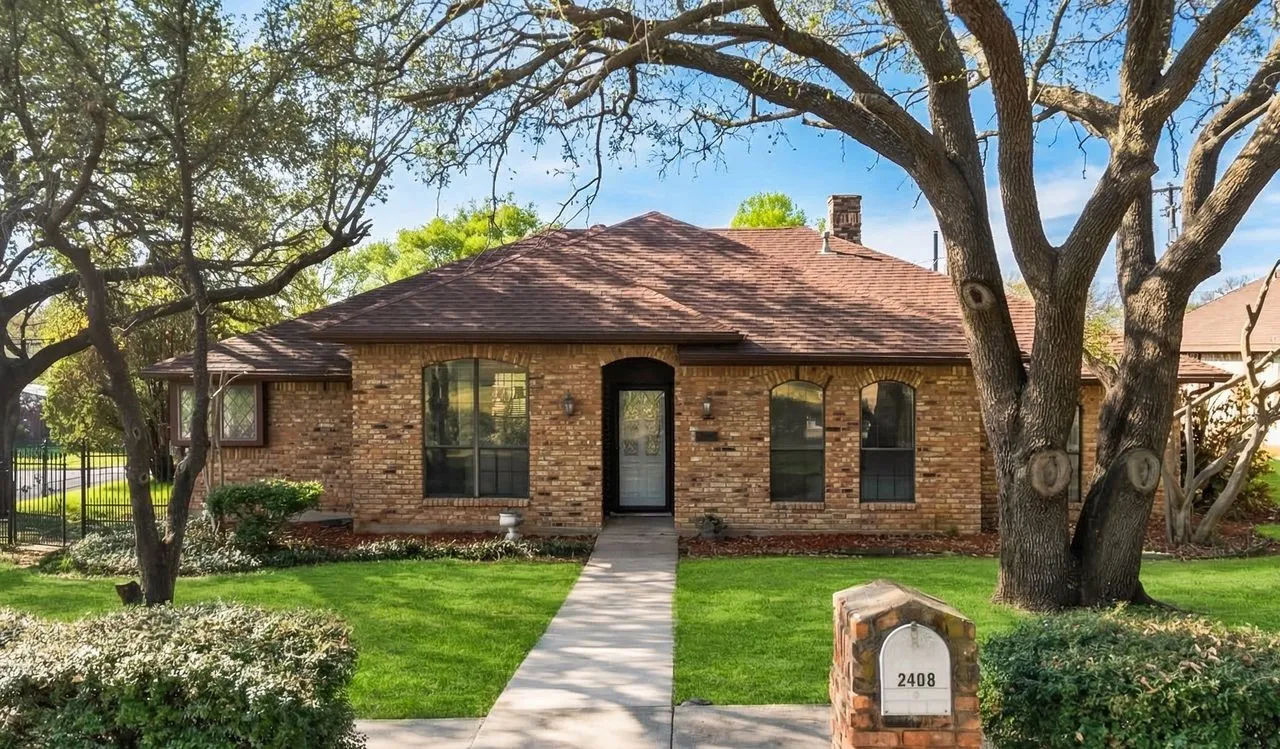 Single Family Residence For Sale in Dallas County , 2408 Castle Street, Irving, Texas 75038, 3 Bedroom, 3 Bathroom, 2 Garage spaces, 2,197 Sqft, built in 1982, mls#21393741, Real Estate Agent in Irving, Homes For Sale in Dallas county, Homes For Sale in Irving, Realtor in Irving Texas, Real Estate Brokerage Independent Realty Texas, Luminita Cordes Realtor