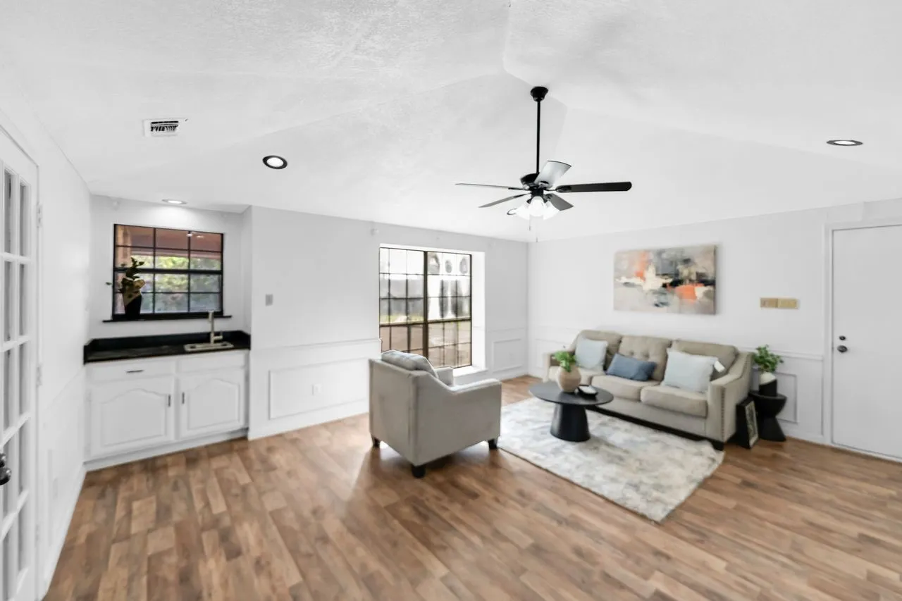 Single Family Residence For Sale in Dallas County , 2408 Castle Street, Irving, Texas 75038, 3 Bedroom, 3 Bathroom, 2 Garage spaces, 2,197 Sqft, built in 1982, mls#21393741, Real Estate Agent in Irving, Homes For Sale in Dallas county, Homes For Sale in Irving, Realtor in Irving Texas, Real Estate Brokerage Independent Realty Texas, Luminita Cordes Realtor
