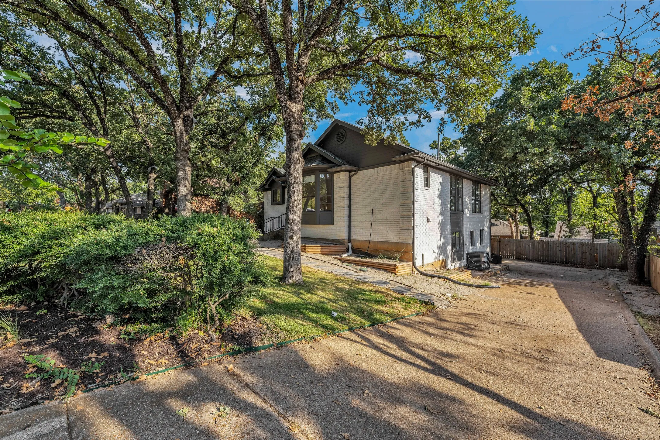 Single Family Residence For Sale in Tarrant County , 4404 Rain Forest Drive, Arlington, Texas 76017, 4 Bedroom, 3 Bathroom, 2 Garage spaces, 2,492 Sqft, built in 1985, mls#21395545, Real Estate Agent in Arlington, Homes For Sale in Tarrant county, Homes For Sale in Arlington, Realtor in Arlington Texas, Real Estate Brokerage Independent Realty Texas, Luminita Cordes Realtor