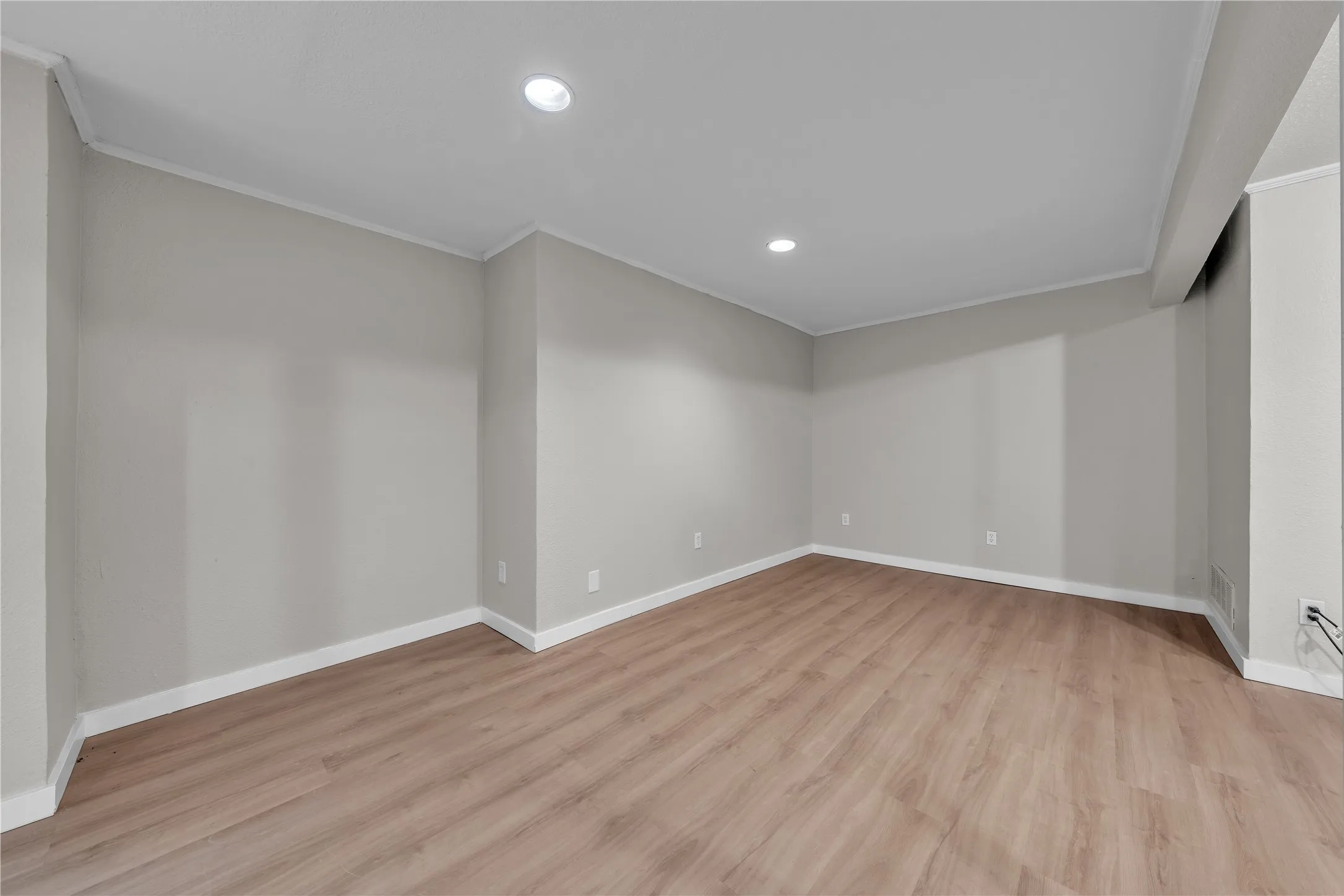 Single Family Residence For Sale in Tarrant County , 4404 Rain Forest Drive, Arlington, Texas 76017, 4 Bedroom, 3 Bathroom, 2 Garage spaces, 2,492 Sqft, built in 1985, mls#21395545, Real Estate Agent in Arlington, Homes For Sale in Tarrant county, Homes For Sale in Arlington, Realtor in Arlington Texas, Real Estate Brokerage Independent Realty Texas, Luminita Cordes Realtor