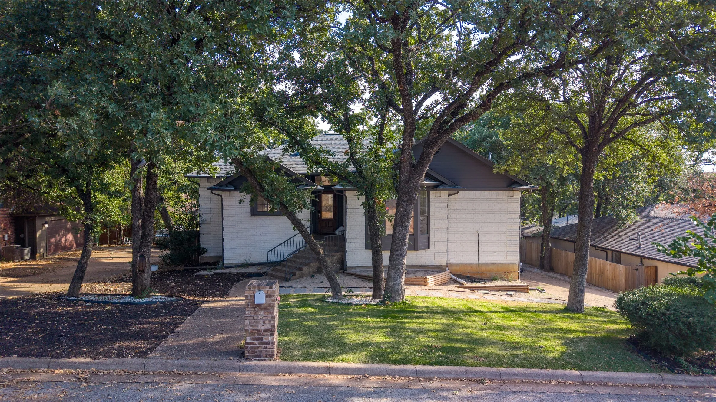 Single Family Residence For Sale in Tarrant County , 4404 Rain Forest Drive, Arlington, Texas 76017, 4 Bedroom, 3 Bathroom, 2 Garage spaces, 2,492 Sqft, built in 1985, mls#21395545, Real Estate Agent in Arlington, Homes For Sale in Tarrant county, Homes For Sale in Arlington, Realtor in Arlington Texas, Real Estate Brokerage Independent Realty Texas, Luminita Cordes Realtor