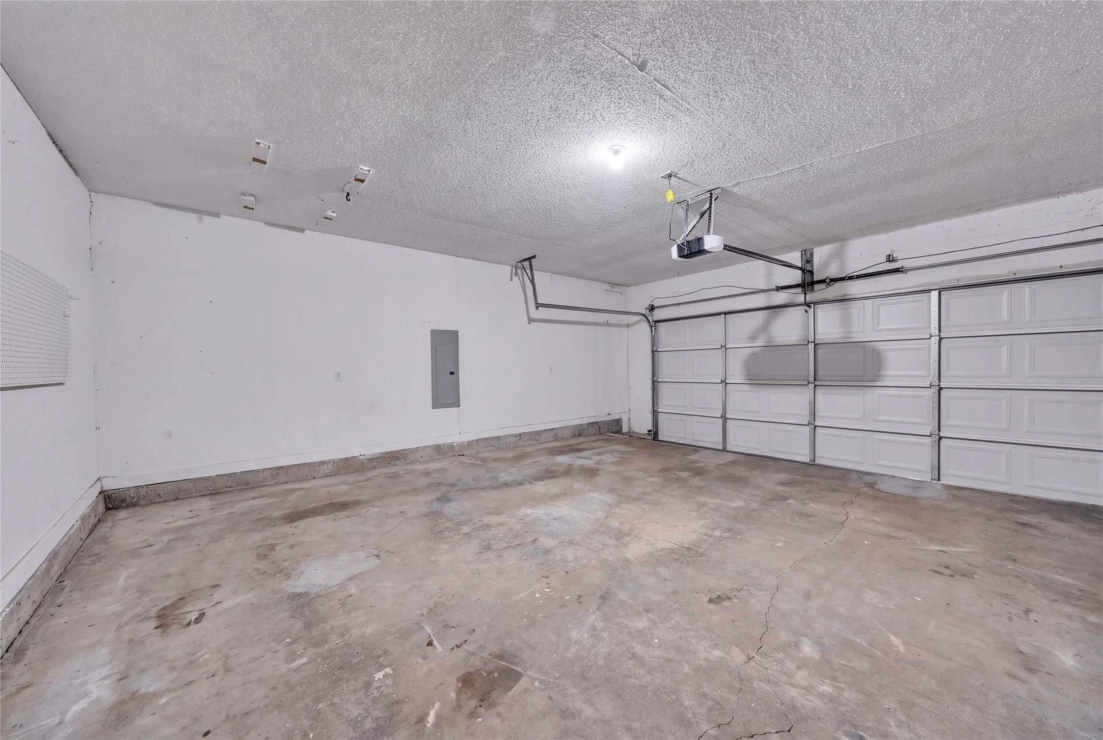 Single Family Residence For Sale in Tarrant County , 4404 Rain Forest Drive, Arlington, Texas 76017, 4 Bedroom, 3 Bathroom, 2 Garage spaces, 2,492 Sqft, built in 1985, mls#21395545, Real Estate Agent in Arlington, Homes For Sale in Tarrant county, Homes For Sale in Arlington, Realtor in Arlington Texas, Real Estate Brokerage Independent Realty Texas, Luminita Cordes Realtor
