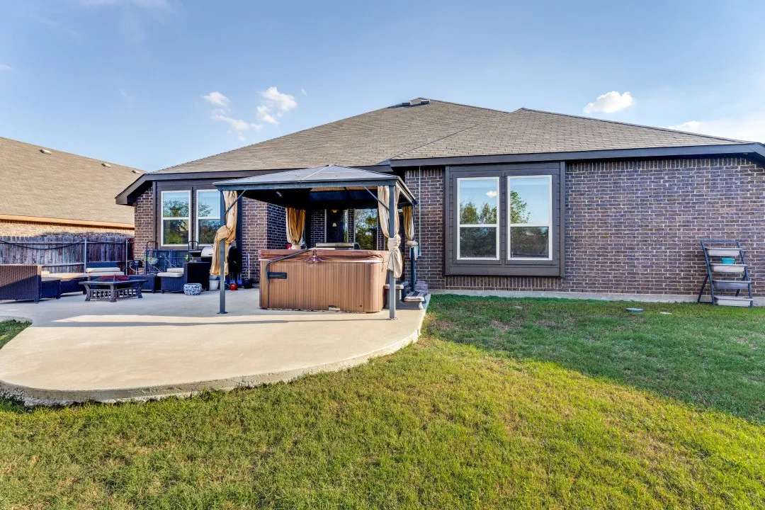 Single Family Residence For Sale in Denton County , 210 Ovaletta Drive, Justin, Texas 76247, 4 Bedroom, 2 Bathroom, 2 Garage spaces, 2,292 Sqft, built in 2018, mls#21385511, Real Estate Agent in Justin, Homes For Sale in Denton county, Homes For Sale in Justin, Realtor in Justin Texas, Real Estate Brokerage Independent Realty Texas, Luminita Cordes Realtor