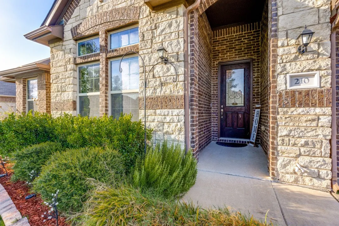 Single Family Residence For Sale in Denton County , 210 Ovaletta Drive, Justin, Texas 76247, 4 Bedroom, 2 Bathroom, 2 Garage spaces, 2,292 Sqft, built in 2018, mls#21385511, Real Estate Agent in Justin, Homes For Sale in Denton county, Homes For Sale in Justin, Realtor in Justin Texas, Real Estate Brokerage Independent Realty Texas, Luminita Cordes Realtor