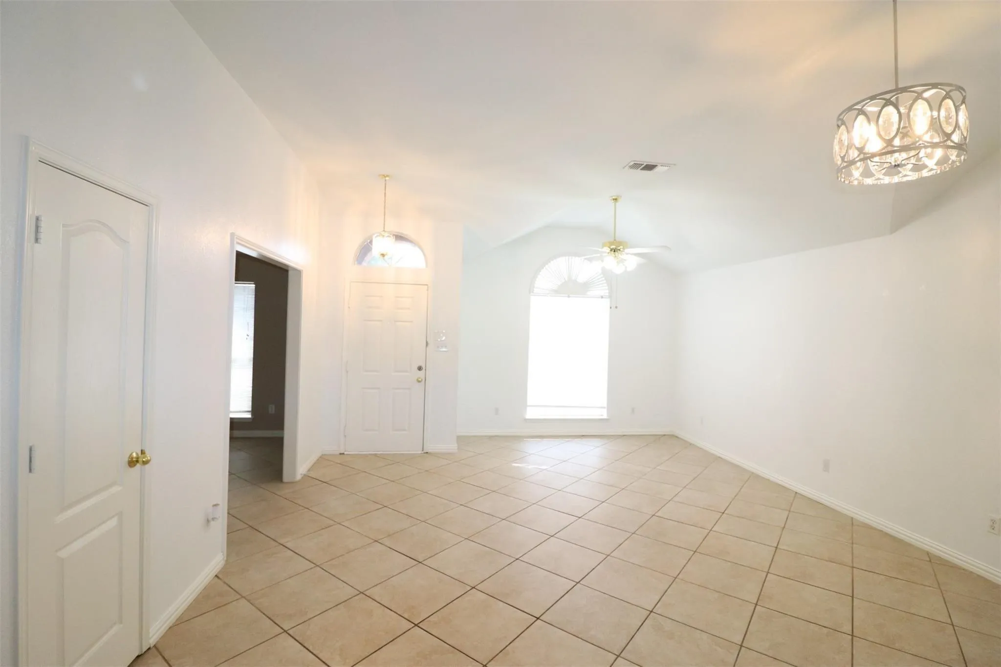Single Family Residence For Rent in Tarrant County , 6100 Harwood Crossing Drive, Arlington, Texas 76018, 3 Bedroom, 2 Bathroom, 2 Garage spaces, 2,010 Sqft, built in 1999, mls#21395022, Real Estate Agent in Arlington, Homes For Rent in Tarrant county, Homes For Rent in Arlington, Realtor in Arlington Texas, Real Estate Brokerage Independent Realty Texas, Luminita Cordes Realtor