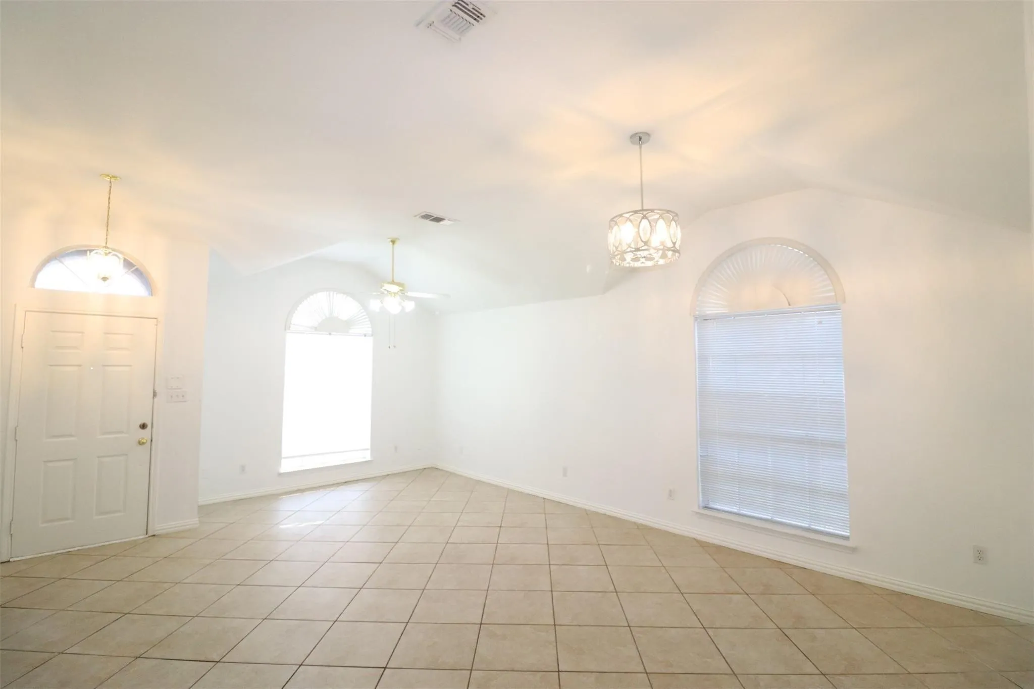 Single Family Residence For Rent in Tarrant County , 6100 Harwood Crossing Drive, Arlington, Texas 76018, 3 Bedroom, 2 Bathroom, 2 Garage spaces, 2,010 Sqft, built in 1999, mls#21395022, Real Estate Agent in Arlington, Homes For Rent in Tarrant county, Homes For Rent in Arlington, Realtor in Arlington Texas, Real Estate Brokerage Independent Realty Texas, Luminita Cordes Realtor