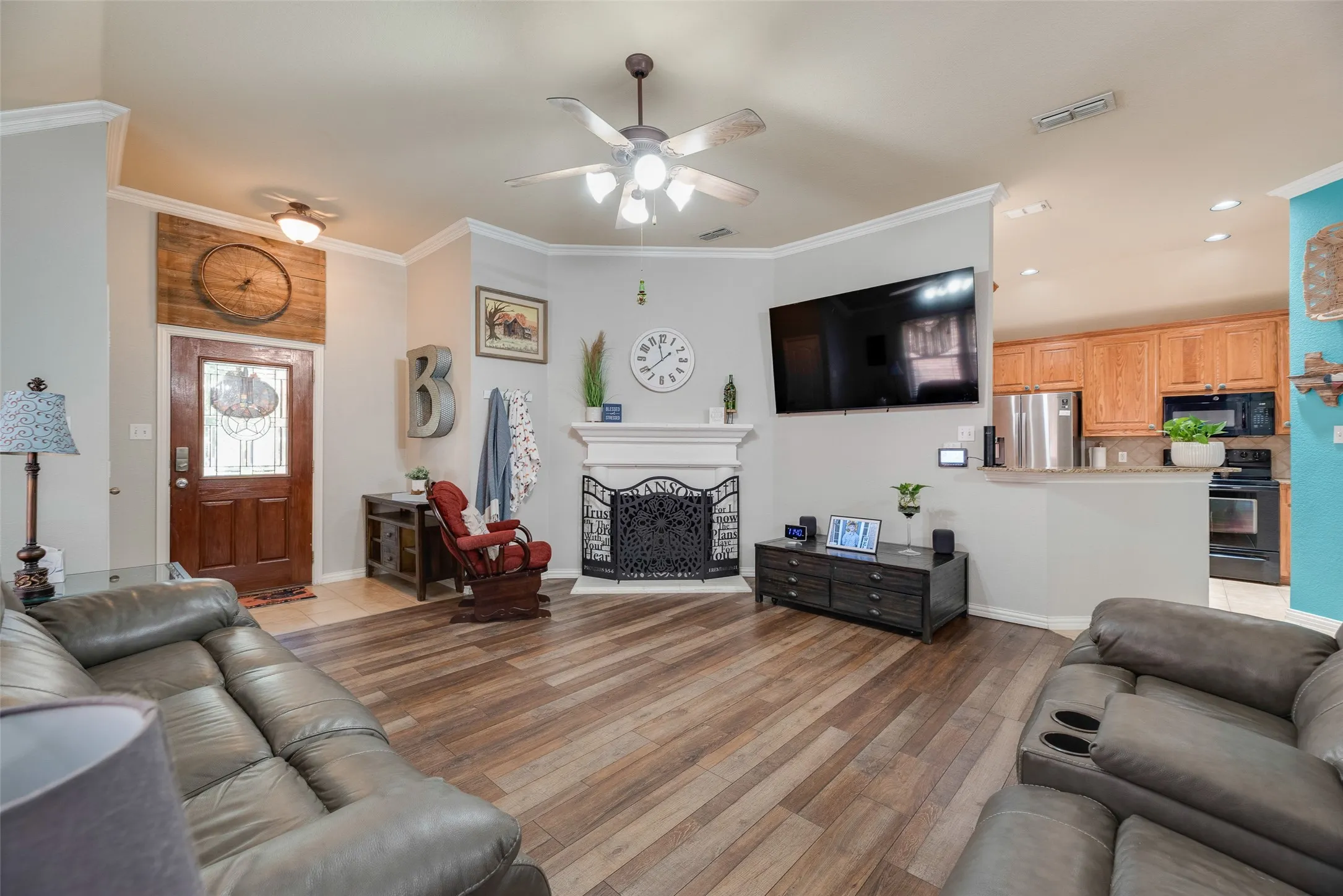 Single Family Residence For Sale in Tarrant County , 9032 Racquet Club Drive, Fort Worth, Texas 76120, 3 Bedroom, 2 Bathroom, 2 Garage spaces, 1,837 Sqft, built in 2004, mls#21394647, Real Estate Agent in Fort Worth, Homes For Sale in Tarrant county, Homes For Sale in Fort Worth, Realtor in Fort Worth Texas, Real Estate Brokerage Independent Realty Texas, Luminita Cordes Realtor