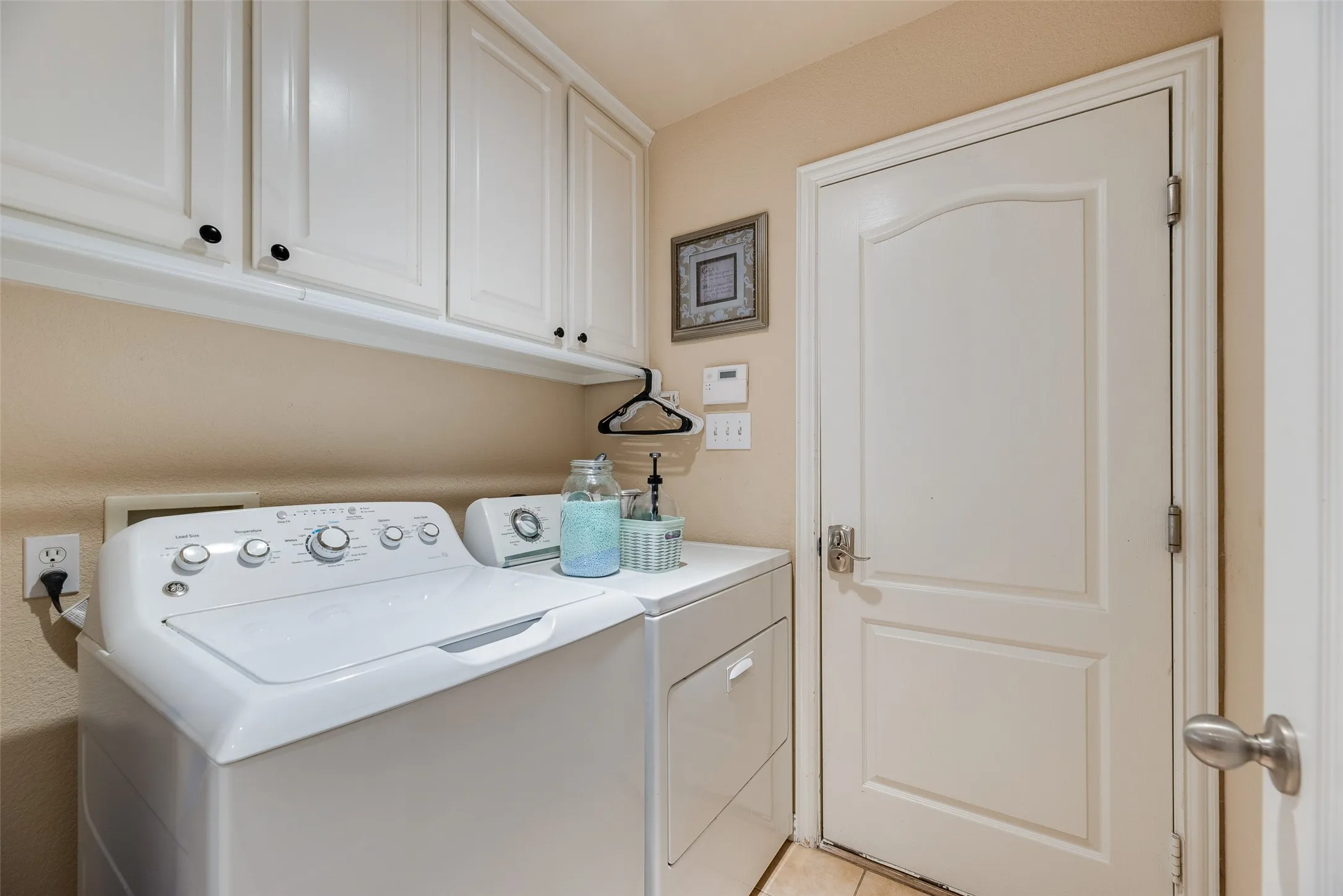 Single Family Residence For Sale in Tarrant County , 9032 Racquet Club Drive, Fort Worth, Texas 76120, 3 Bedroom, 2 Bathroom, 2 Garage spaces, 1,837 Sqft, built in 2004, mls#21394647, Real Estate Agent in Fort Worth, Homes For Sale in Tarrant county, Homes For Sale in Fort Worth, Realtor in Fort Worth Texas, Real Estate Brokerage Independent Realty Texas, Luminita Cordes Realtor