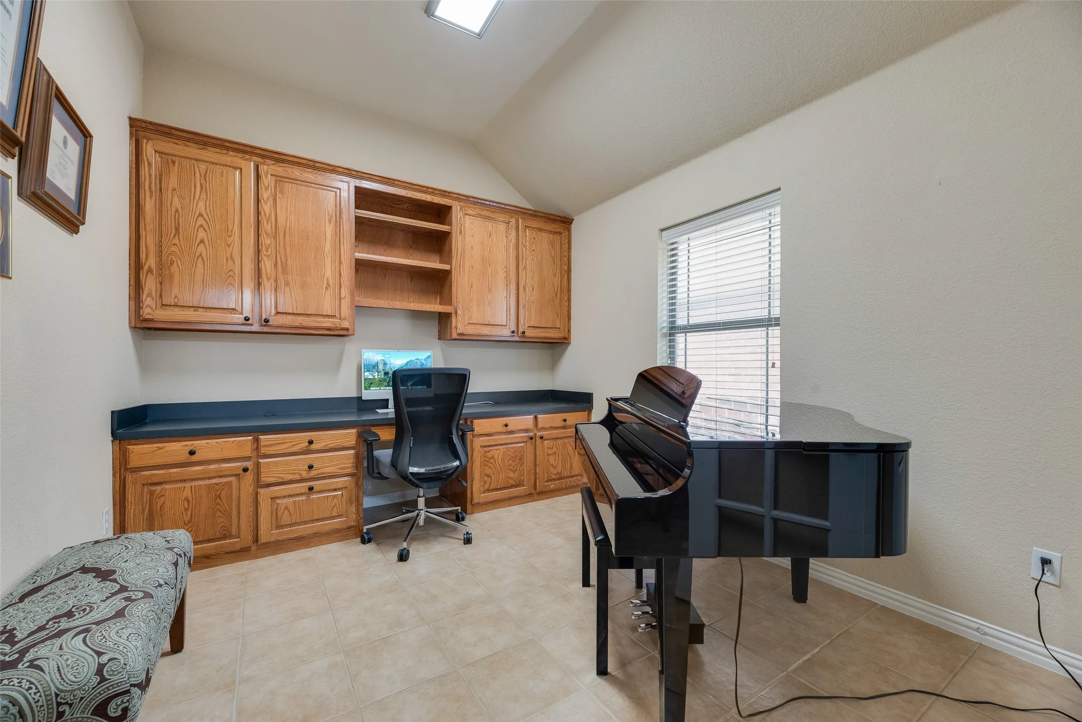 Single Family Residence For Sale in Tarrant County , 9032 Racquet Club Drive, Fort Worth, Texas 76120, 3 Bedroom, 2 Bathroom, 2 Garage spaces, 1,837 Sqft, built in 2004, mls#21394647, Real Estate Agent in Fort Worth, Homes For Sale in Tarrant county, Homes For Sale in Fort Worth, Realtor in Fort Worth Texas, Real Estate Brokerage Independent Realty Texas, Luminita Cordes Realtor