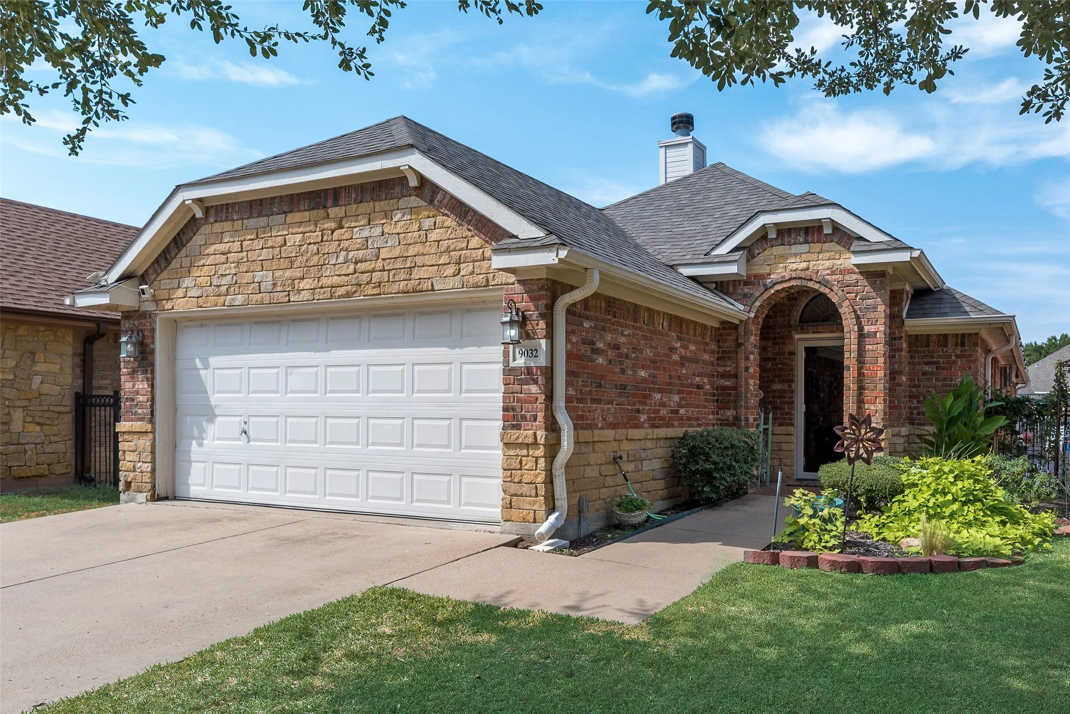 Single Family Residence For Sale in Tarrant County , 9032 Racquet Club Drive, Fort Worth, Texas 76120, 3 Bedroom, 2 Bathroom, 2 Garage spaces, 1,837 Sqft, built in 2004, mls#21394647, Real Estate Agent in Fort Worth, Homes For Sale in Tarrant county, Homes For Sale in Fort Worth, Realtor in Fort Worth Texas, Real Estate Brokerage Independent Realty Texas, Luminita Cordes Realtor