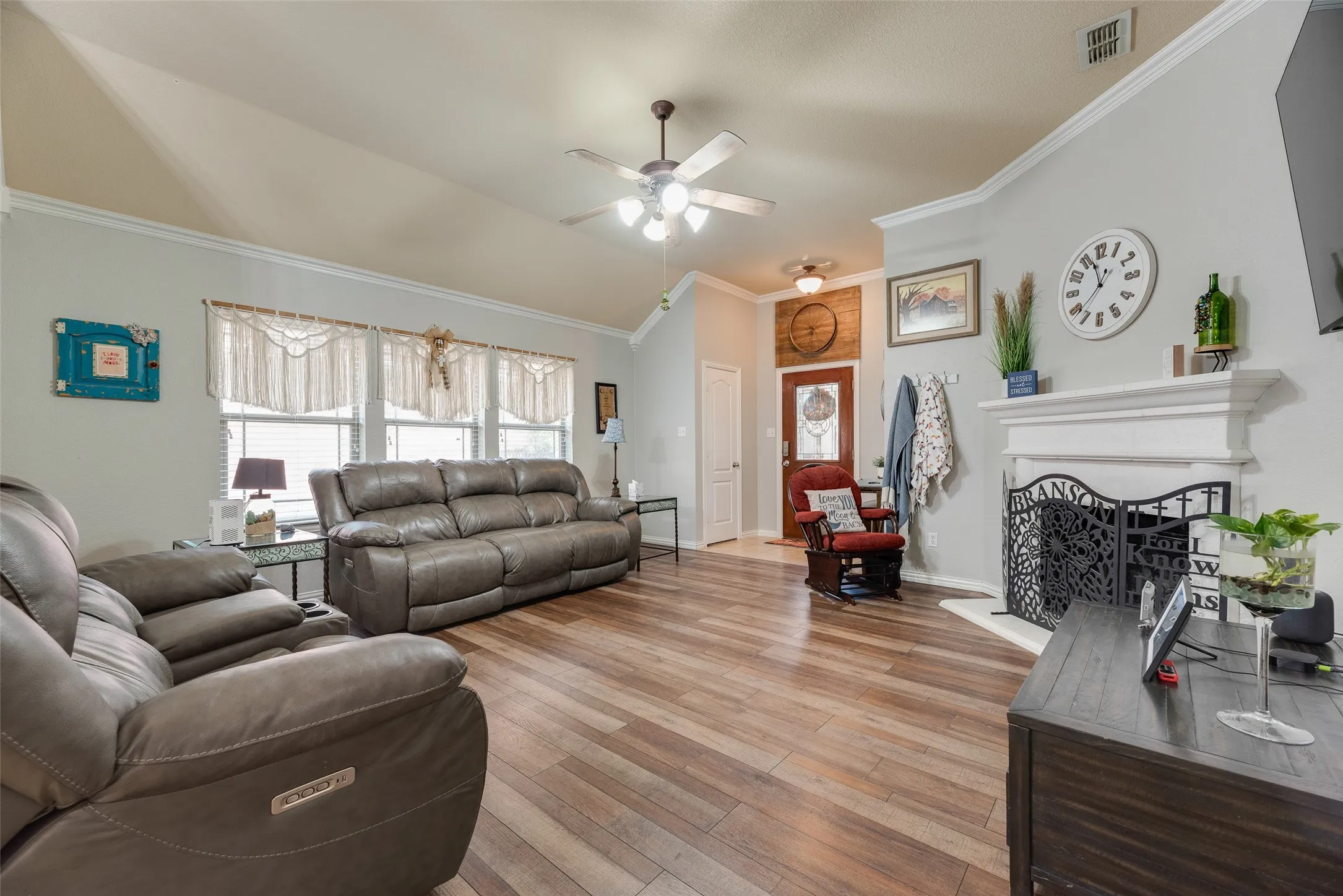 Single Family Residence For Sale in Tarrant County , 9032 Racquet Club Drive, Fort Worth, Texas 76120, 3 Bedroom, 2 Bathroom, 2 Garage spaces, 1,837 Sqft, built in 2004, mls#21394647, Real Estate Agent in Fort Worth, Homes For Sale in Tarrant county, Homes For Sale in Fort Worth, Realtor in Fort Worth Texas, Real Estate Brokerage Independent Realty Texas, Luminita Cordes Realtor