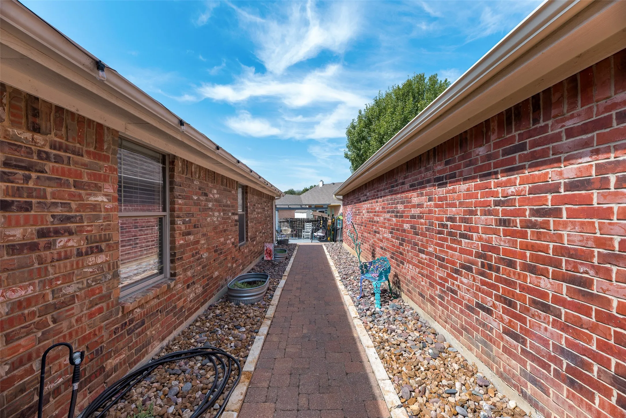 Single Family Residence For Sale in Tarrant County , 9032 Racquet Club Drive, Fort Worth, Texas 76120, 3 Bedroom, 2 Bathroom, 2 Garage spaces, 1,837 Sqft, built in 2004, mls#21394647, Real Estate Agent in Fort Worth, Homes For Sale in Tarrant county, Homes For Sale in Fort Worth, Realtor in Fort Worth Texas, Real Estate Brokerage Independent Realty Texas, Luminita Cordes Realtor