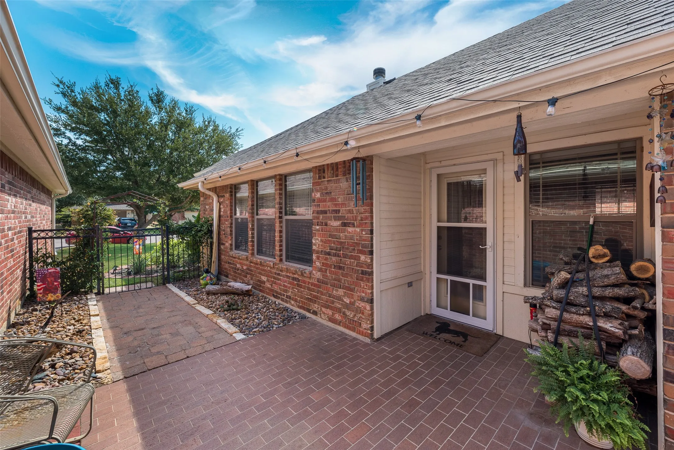Single Family Residence For Sale in Tarrant County , 9032 Racquet Club Drive, Fort Worth, Texas 76120, 3 Bedroom, 2 Bathroom, 2 Garage spaces, 1,837 Sqft, built in 2004, mls#21394647, Real Estate Agent in Fort Worth, Homes For Sale in Tarrant county, Homes For Sale in Fort Worth, Realtor in Fort Worth Texas, Real Estate Brokerage Independent Realty Texas, Luminita Cordes Realtor