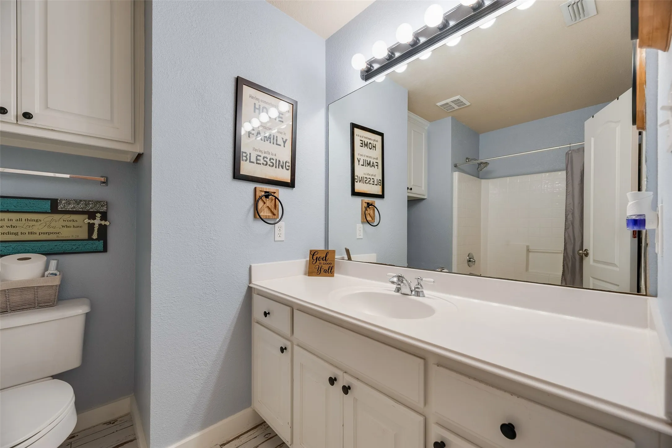 Single Family Residence For Sale in Tarrant County , 9032 Racquet Club Drive, Fort Worth, Texas 76120, 3 Bedroom, 2 Bathroom, 2 Garage spaces, 1,837 Sqft, built in 2004, mls#21394647, Real Estate Agent in Fort Worth, Homes For Sale in Tarrant county, Homes For Sale in Fort Worth, Realtor in Fort Worth Texas, Real Estate Brokerage Independent Realty Texas, Luminita Cordes Realtor