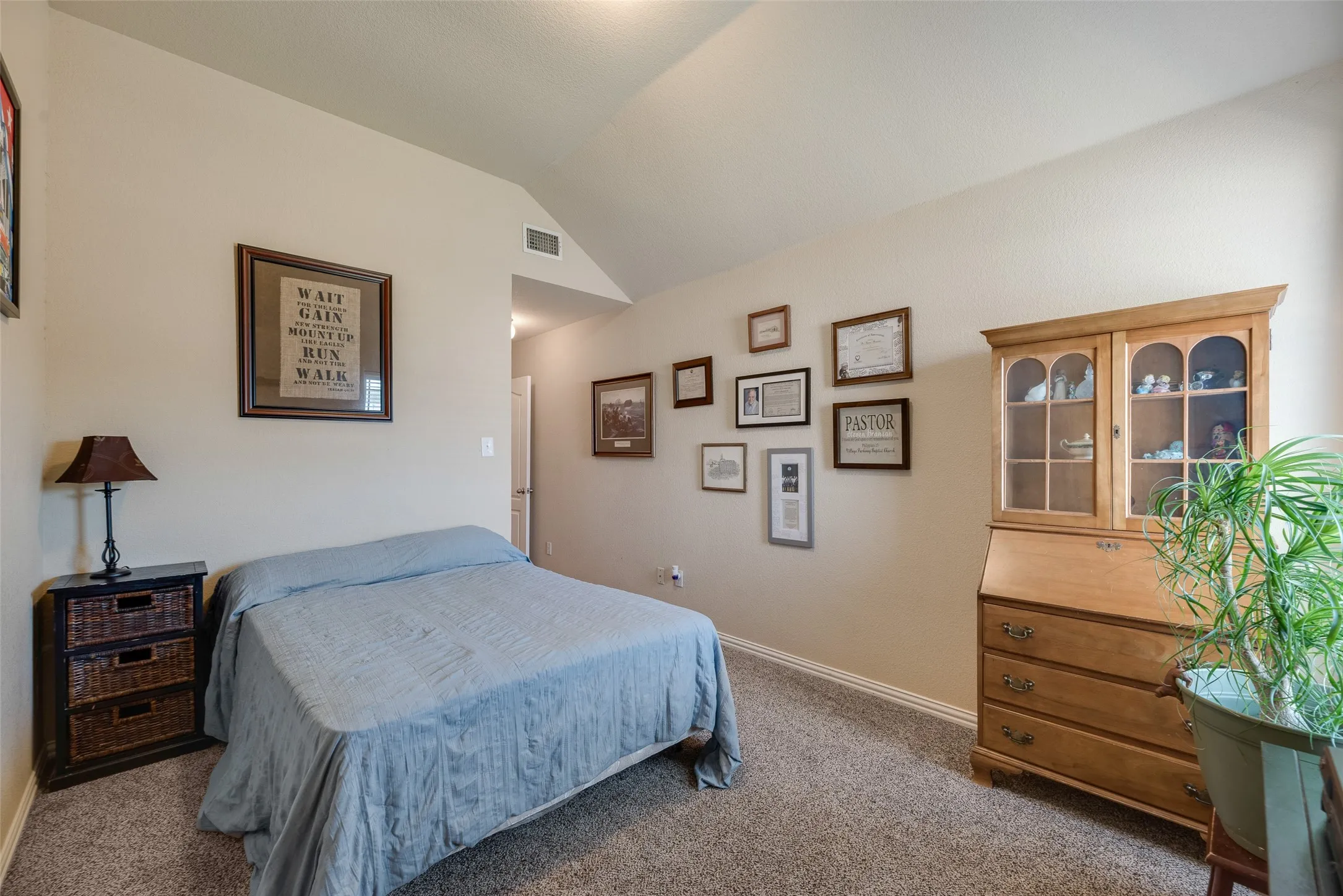 Single Family Residence For Sale in Tarrant County , 9032 Racquet Club Drive, Fort Worth, Texas 76120, 3 Bedroom, 2 Bathroom, 2 Garage spaces, 1,837 Sqft, built in 2004, mls#21394647, Real Estate Agent in Fort Worth, Homes For Sale in Tarrant county, Homes For Sale in Fort Worth, Realtor in Fort Worth Texas, Real Estate Brokerage Independent Realty Texas, Luminita Cordes Realtor