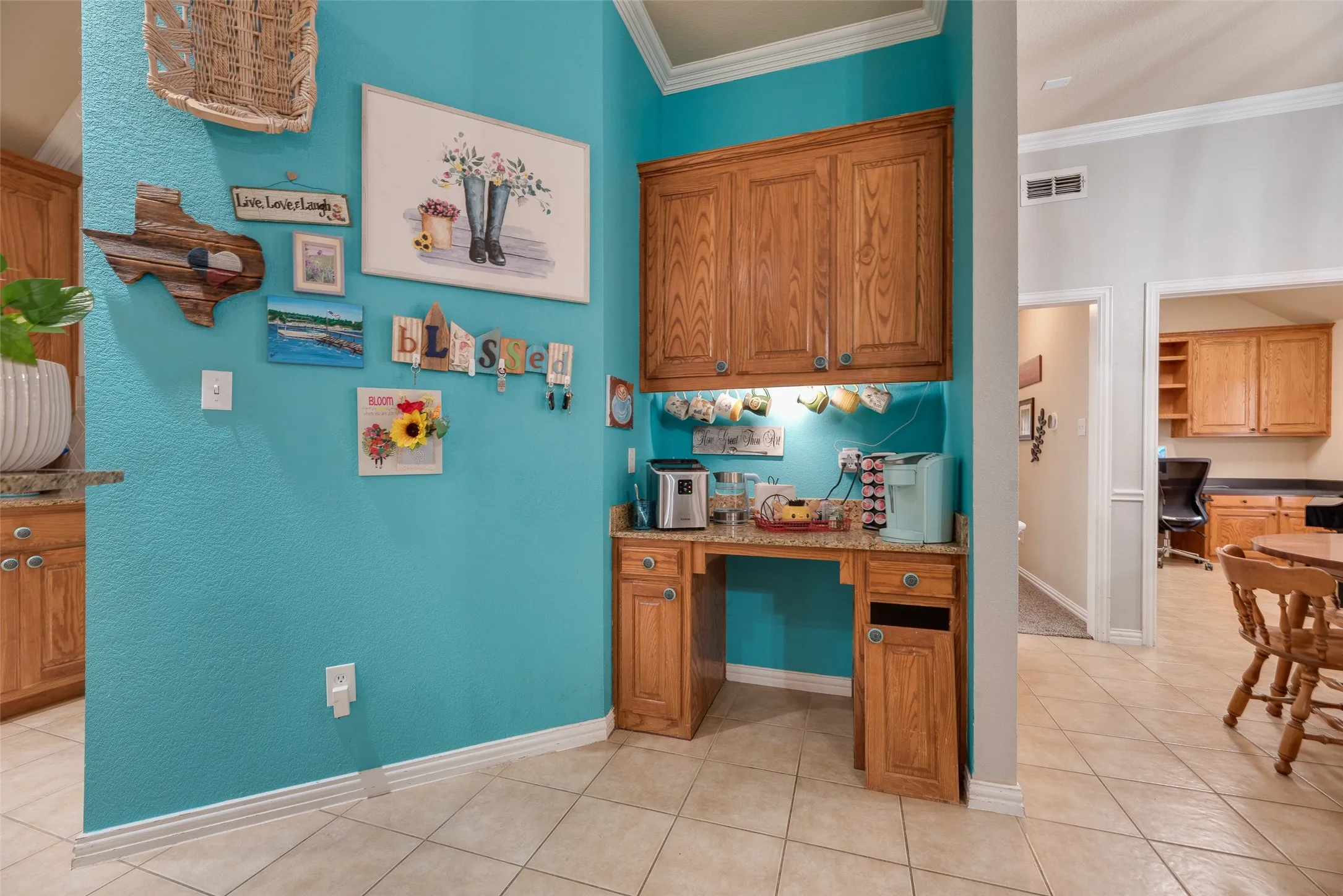 Single Family Residence For Sale in Tarrant County , 9032 Racquet Club Drive, Fort Worth, Texas 76120, 3 Bedroom, 2 Bathroom, 2 Garage spaces, 1,837 Sqft, built in 2004, mls#21394647, Real Estate Agent in Fort Worth, Homes For Sale in Tarrant county, Homes For Sale in Fort Worth, Realtor in Fort Worth Texas, Real Estate Brokerage Independent Realty Texas, Luminita Cordes Realtor