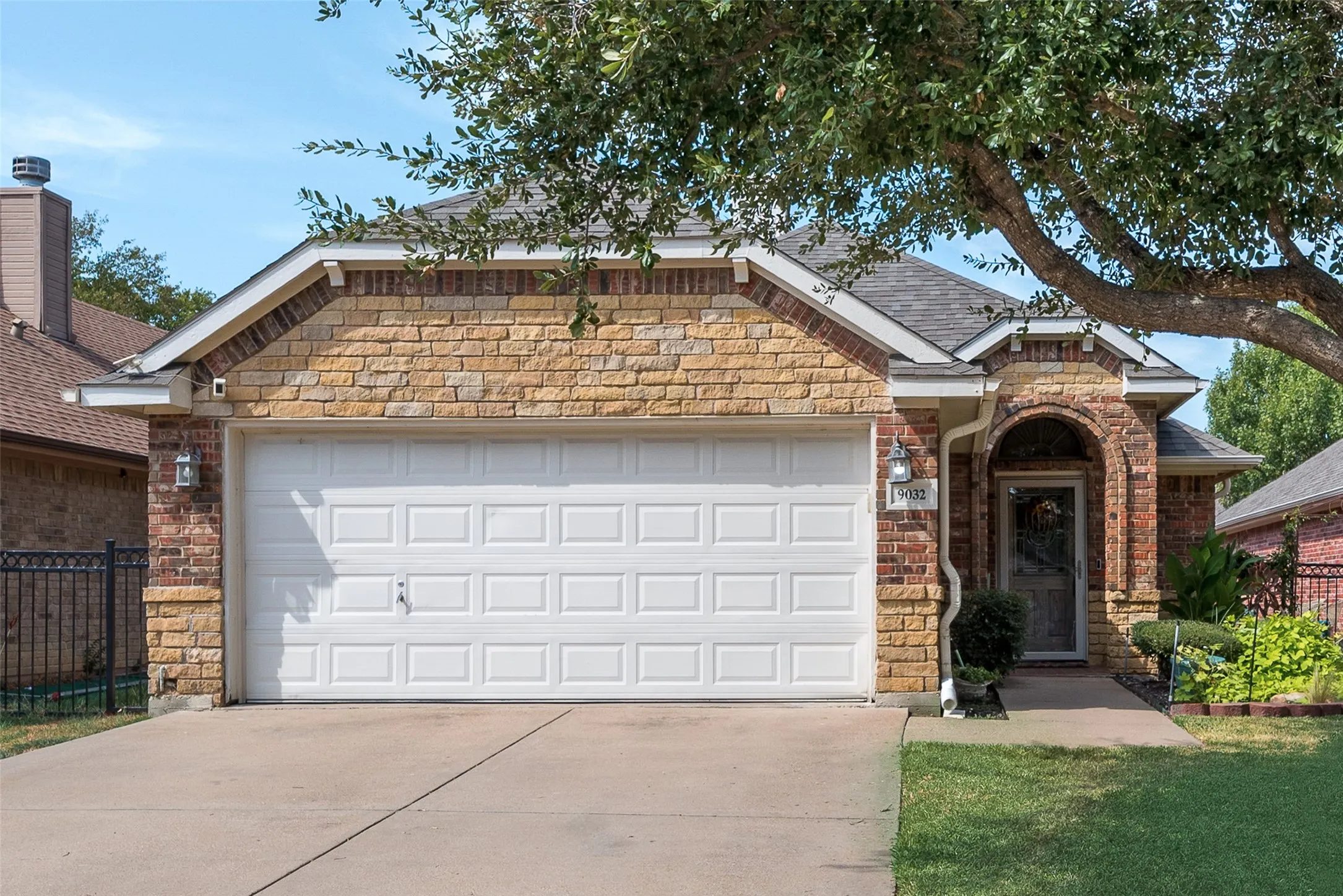 Single Family Residence For Sale in Tarrant County , 9032 Racquet Club Drive, Fort Worth, Texas 76120, 3 Bedroom, 2 Bathroom, 2 Garage spaces, 1,837 Sqft, built in 2004, mls#21394647, Real Estate Agent in Fort Worth, Homes For Sale in Tarrant county, Homes For Sale in Fort Worth, Realtor in Fort Worth Texas, Real Estate Brokerage Independent Realty Texas, Luminita Cordes Realtor