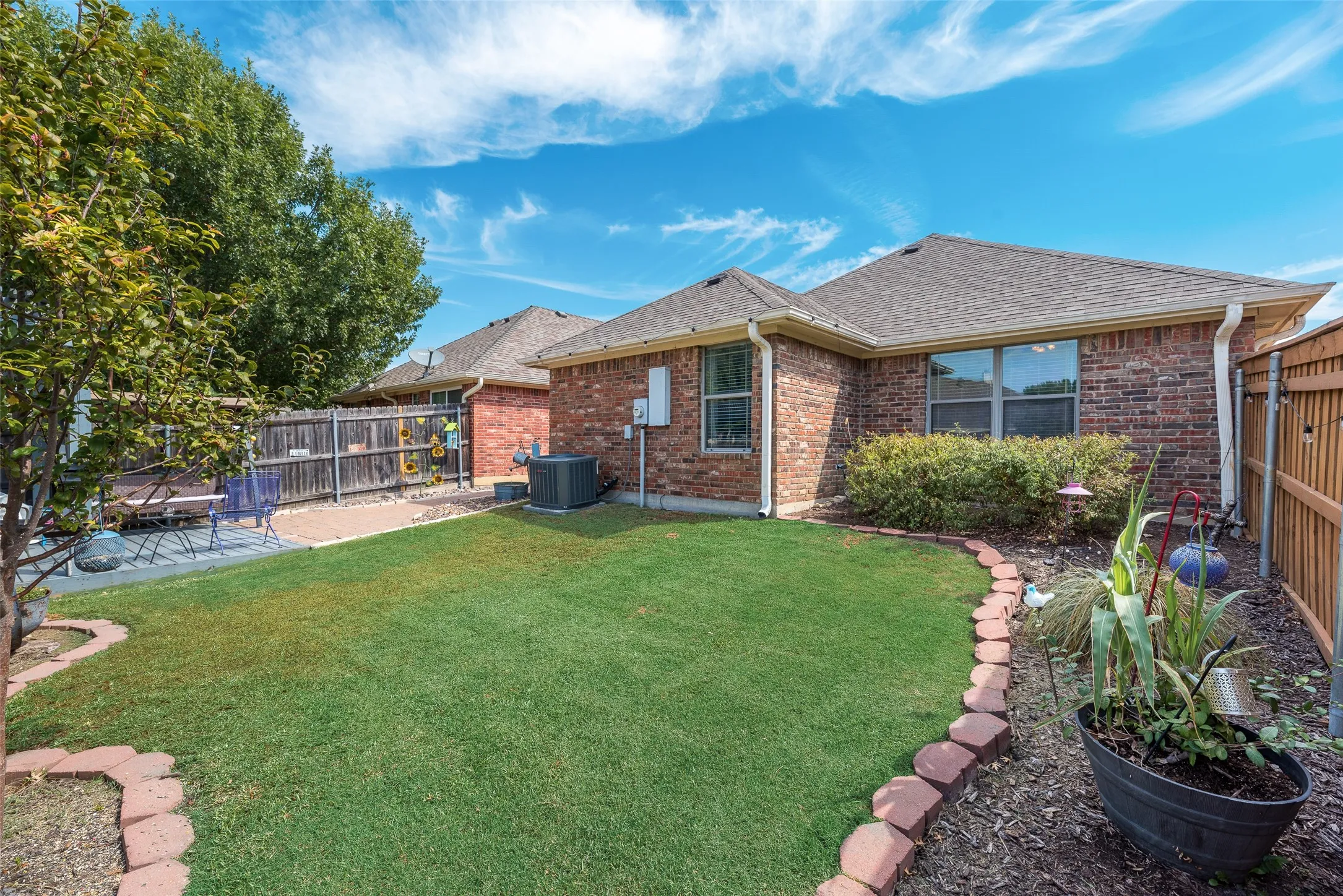 Single Family Residence For Sale in Tarrant County , 9032 Racquet Club Drive, Fort Worth, Texas 76120, 3 Bedroom, 2 Bathroom, 2 Garage spaces, 1,837 Sqft, built in 2004, mls#21394647, Real Estate Agent in Fort Worth, Homes For Sale in Tarrant county, Homes For Sale in Fort Worth, Realtor in Fort Worth Texas, Real Estate Brokerage Independent Realty Texas, Luminita Cordes Realtor