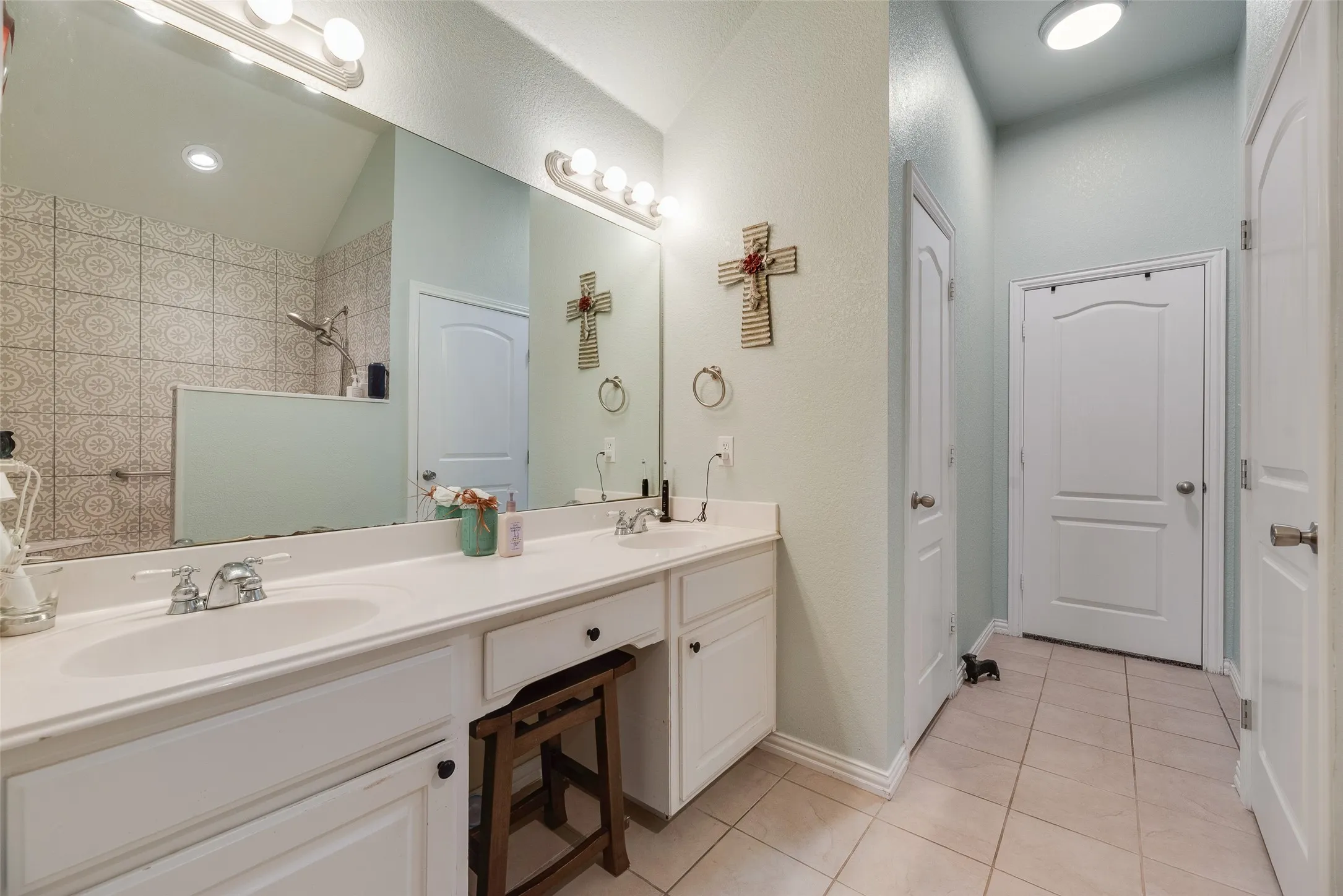 Single Family Residence For Sale in Tarrant County , 9032 Racquet Club Drive, Fort Worth, Texas 76120, 3 Bedroom, 2 Bathroom, 2 Garage spaces, 1,837 Sqft, built in 2004, mls#21394647, Real Estate Agent in Fort Worth, Homes For Sale in Tarrant county, Homes For Sale in Fort Worth, Realtor in Fort Worth Texas, Real Estate Brokerage Independent Realty Texas, Luminita Cordes Realtor