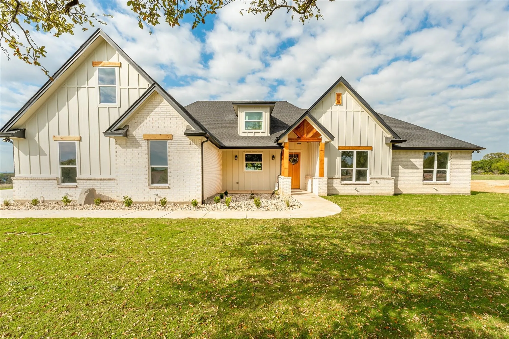 Single Family Residence For Sale in Hood County , 161 Helton Drive, Granbury, Texas 76049, 4 Bedroom, 3 Bathroom, 2 Garage spaces, 2,854 Sqft, built in 2023, mls#21395666, Real Estate Agent in Granbury, Homes For Sale in Hood county, Homes For Sale in Granbury, Realtor in Granbury Texas, Real Estate Brokerage Independent Realty Texas, Luminita Cordes Realtor