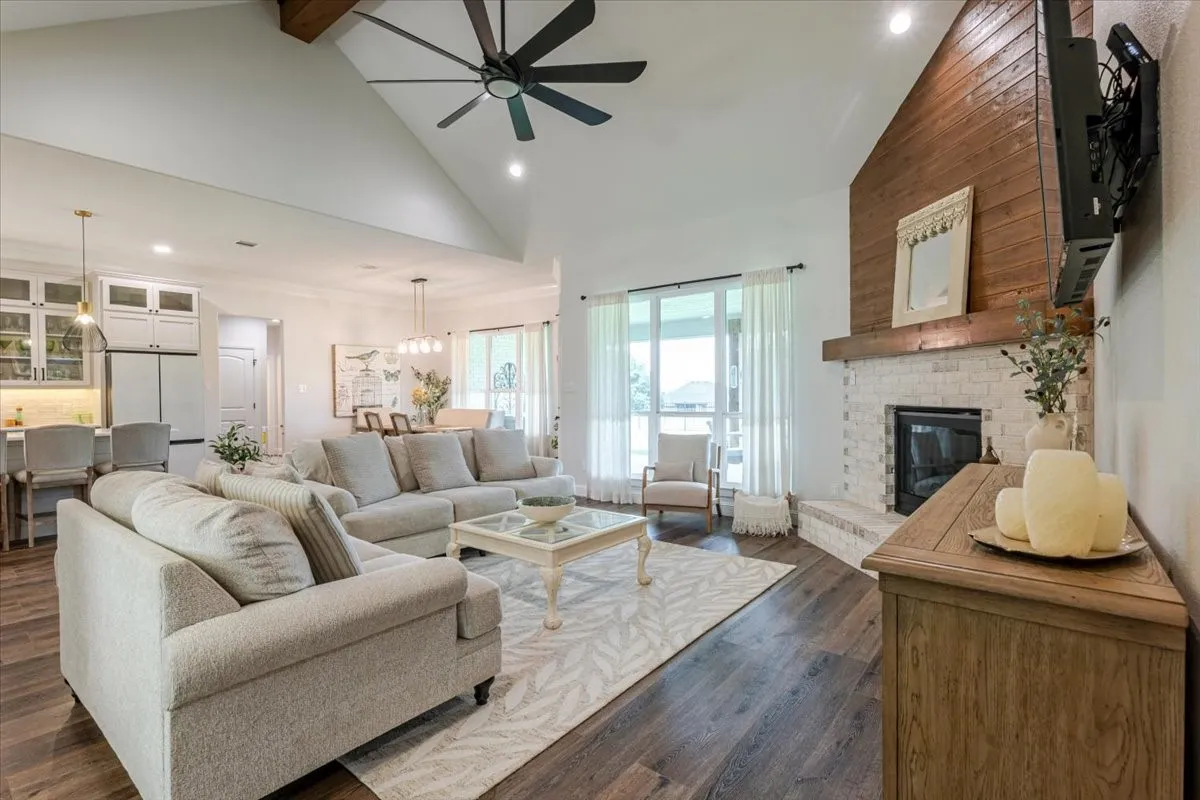 Single Family Residence For Sale in Hood County , 161 Helton Drive, Granbury, Texas 76049, 4 Bedroom, 3 Bathroom, 2 Garage spaces, 2,854 Sqft, built in 2023, mls#21395666, Real Estate Agent in Granbury, Homes For Sale in Hood county, Homes For Sale in Granbury, Realtor in Granbury Texas, Real Estate Brokerage Independent Realty Texas, Luminita Cordes Realtor