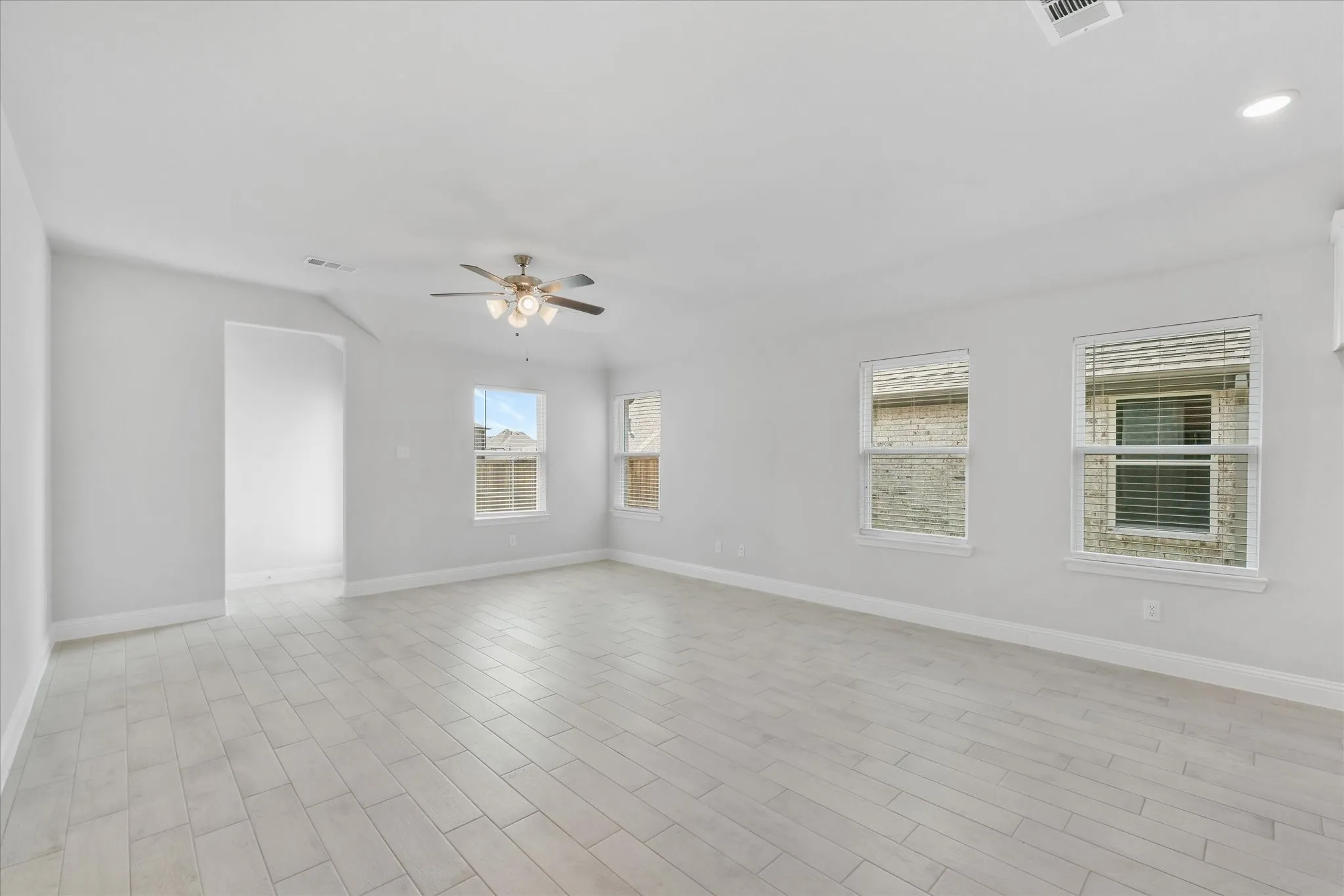 Unfurnished room with light hardwood / wood-style flooring and ceiling fan