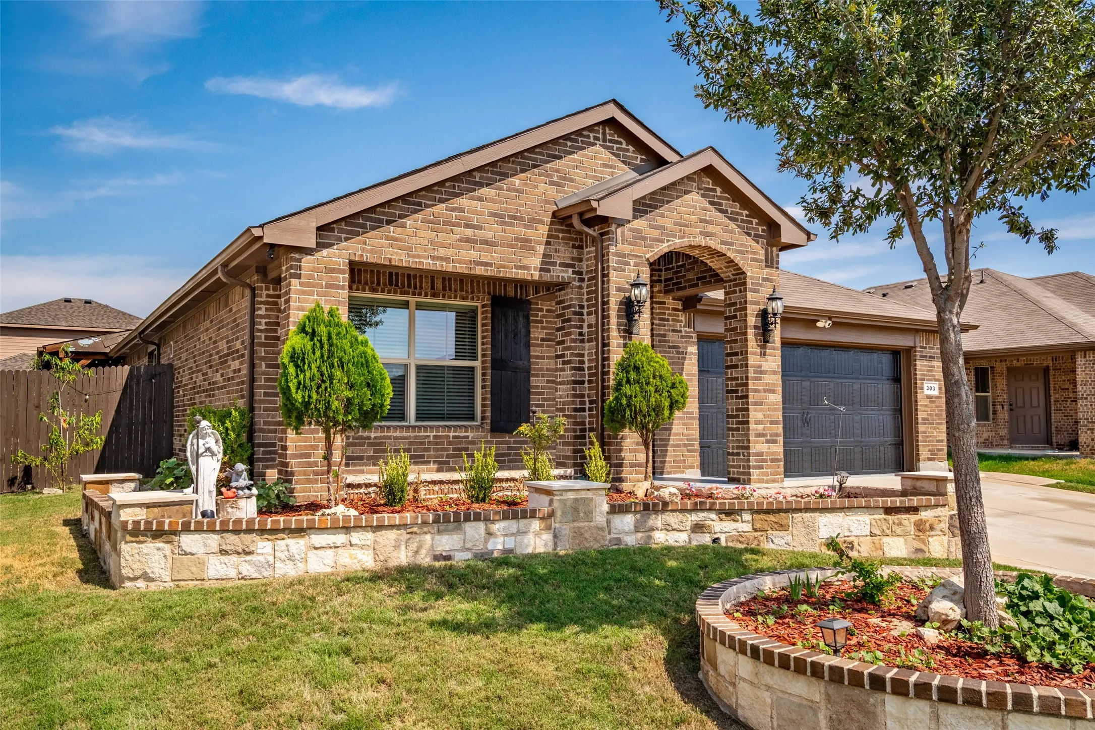 Single Family Residence For Sale in Denton County , 303 Triple Crown Lane, Ponder, Texas 76259, 3 Bedroom, 2 Bathroom, 2 Garage spaces, 1,698 Sqft, built in 2017, mls#21395651, Real Estate Agent in Ponder, Homes For Sale in Denton county, Homes For Sale in Ponder, Realtor in Ponder Texas, Real Estate Brokerage Independent Realty Texas, Luminita Cordes Realtor