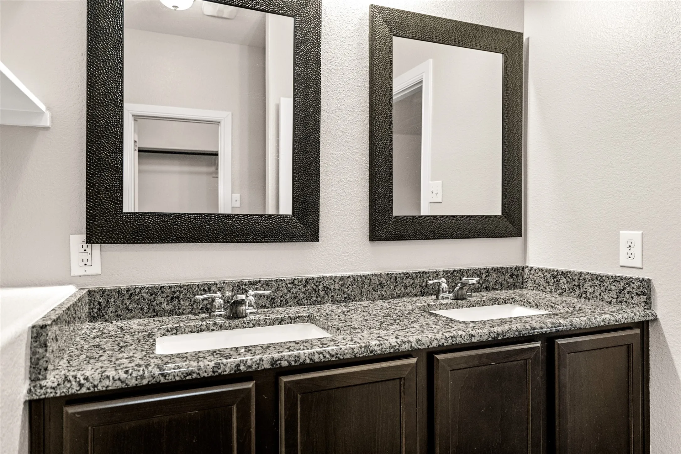 Single Family Residence For Sale in Denton County , 303 Triple Crown Lane, Ponder, Texas 76259, 3 Bedroom, 2 Bathroom, 2 Garage spaces, 1,698 Sqft, built in 2017, mls#21395651, Real Estate Agent in Ponder, Homes For Sale in Denton county, Homes For Sale in Ponder, Realtor in Ponder Texas, Real Estate Brokerage Independent Realty Texas, Luminita Cordes Realtor