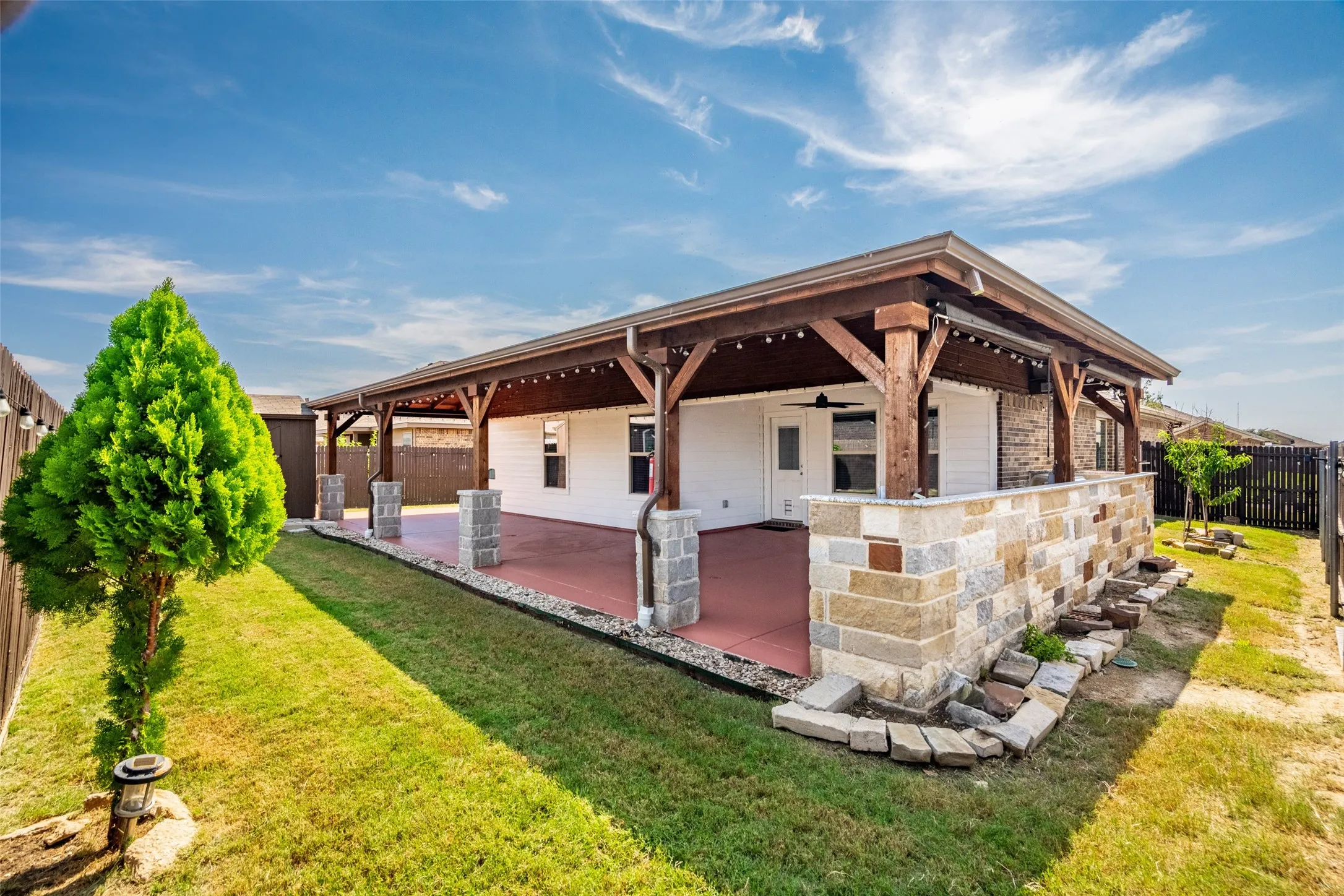 Single Family Residence For Sale in Denton County , 303 Triple Crown Lane, Ponder, Texas 76259, 3 Bedroom, 2 Bathroom, 2 Garage spaces, 1,698 Sqft, built in 2017, mls#21395651, Real Estate Agent in Ponder, Homes For Sale in Denton county, Homes For Sale in Ponder, Realtor in Ponder Texas, Real Estate Brokerage Independent Realty Texas, Luminita Cordes Realtor