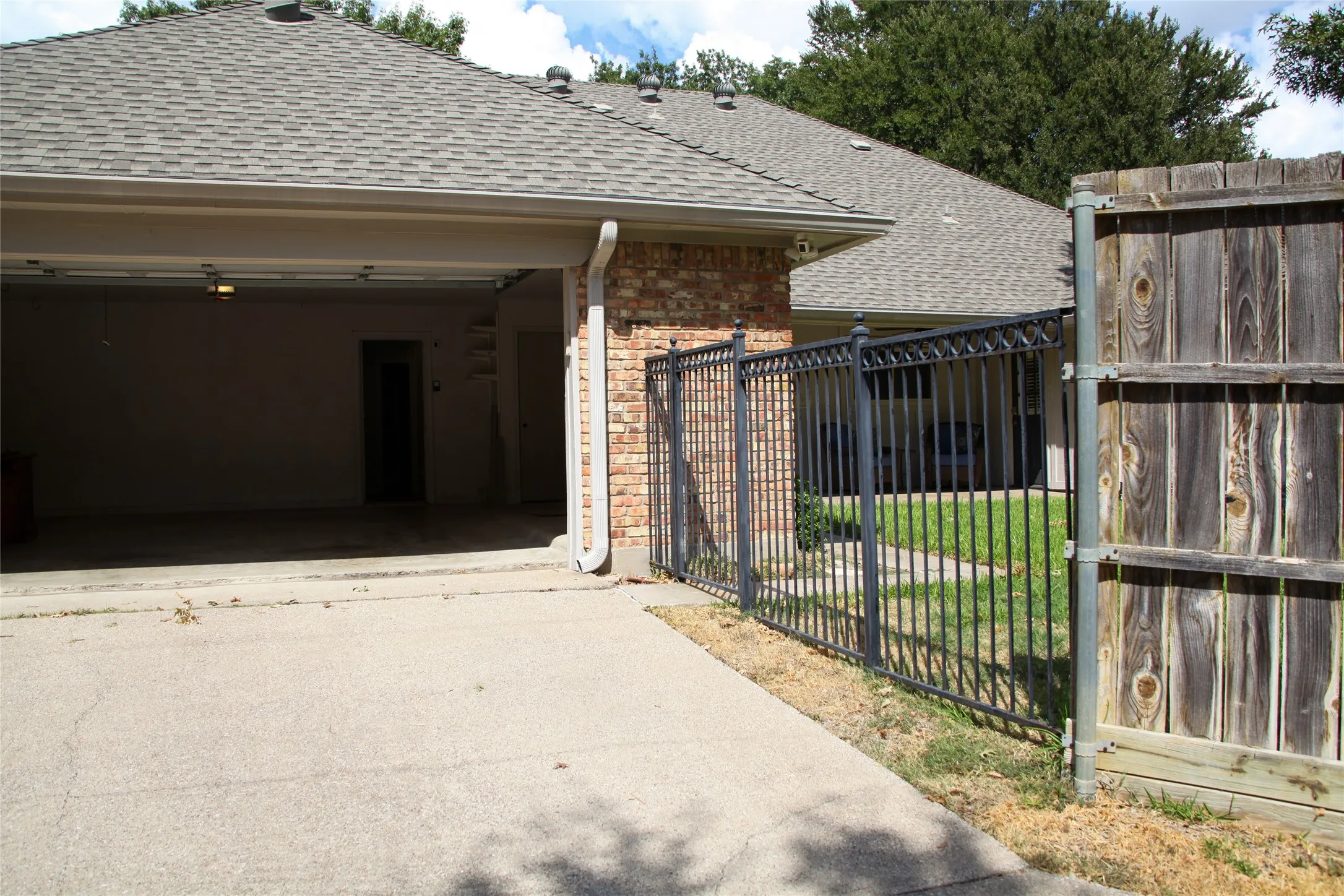 Single Family Residence For Sale in Collin County , 2304 Skipwith Drive, Plano, Texas 75023, 4 Bedroom, 3 Bathroom, 2 Garage spaces, 2,669 Sqft, built in 1983, mls#21393731, Real Estate Agent in Plano, Homes For Sale in Collin county, Homes For Sale in Plano, Realtor in Plano Texas, Real Estate Brokerage Independent Realty Texas, Luminita Cordes Realtor