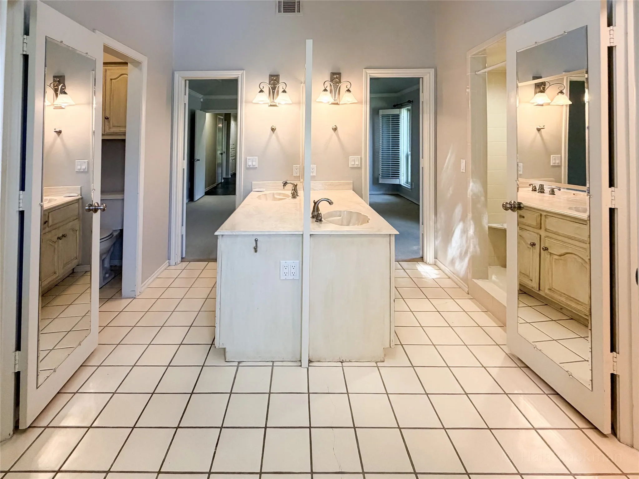 central island dual sinks with mirror back to back