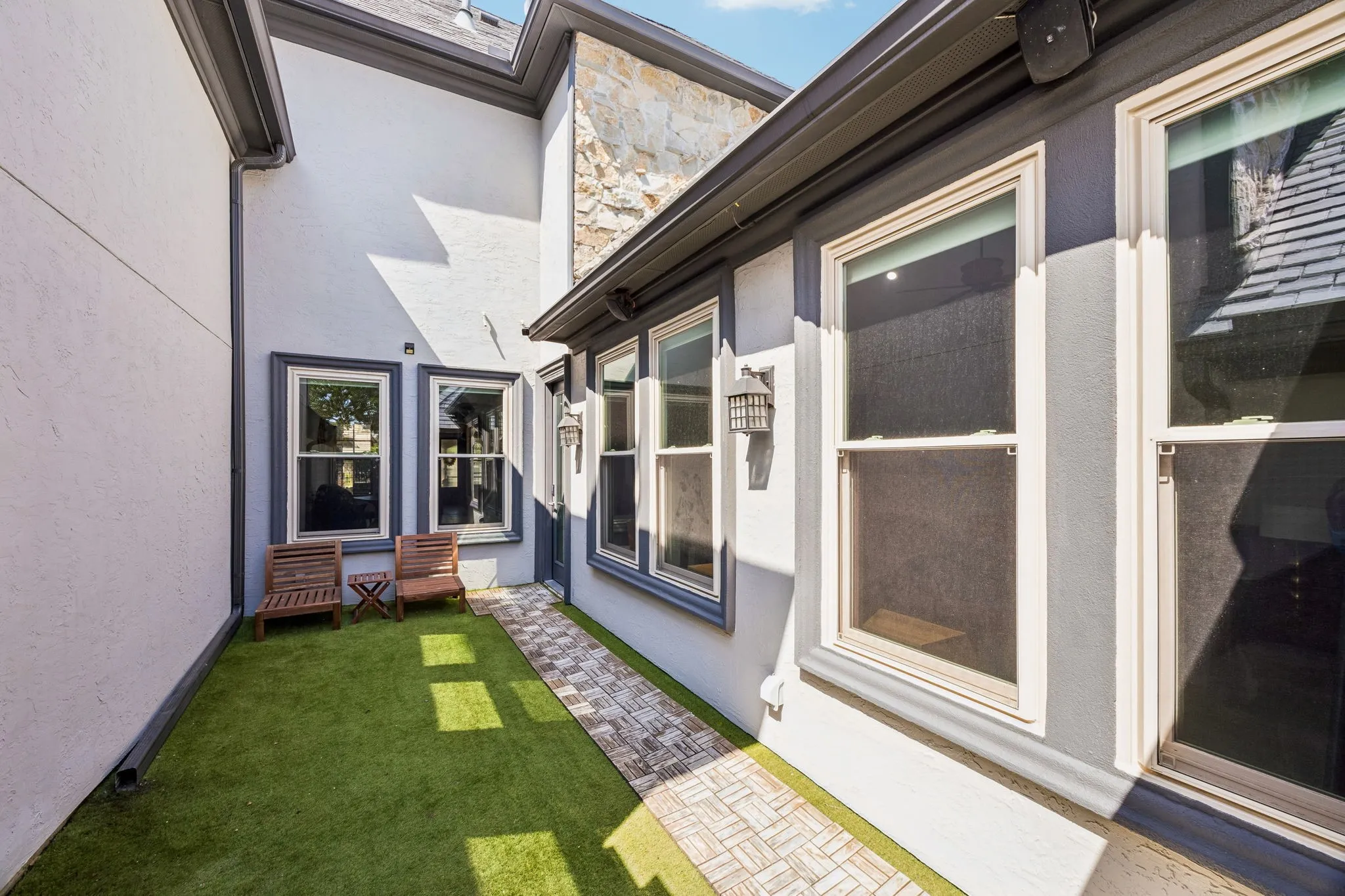Side yard with artificial turf for low maintenance