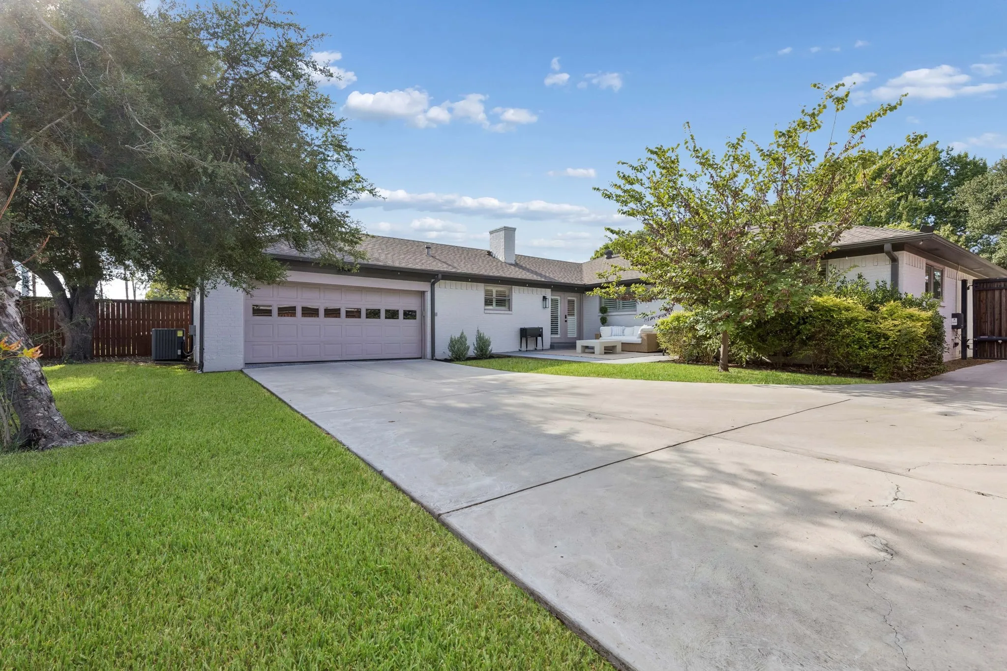 Single Family Residence For Sale in Dallas County , 6120 Berwyn Lane, Dallas, Texas 75214, 4 Bedroom, 3 Bathroom, 2 Garage spaces, 2,219 Sqft, built in 1964, mls#21395658, Real Estate Agent in Dallas, Homes For Sale in Dallas county, Homes For Sale in Dallas, Realtor in Dallas Texas, Real Estate Brokerage Independent Realty Texas, Luminita Cordes Realtor