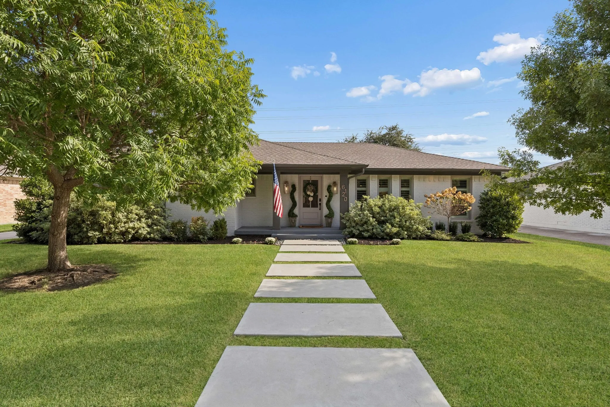 Single Family Residence For Sale in Dallas County , 6120 Berwyn Lane, Dallas, Texas 75214, 4 Bedroom, 3 Bathroom, 2 Garage spaces, 2,219 Sqft, built in 1964, mls#21395658, Real Estate Agent in Dallas, Homes For Sale in Dallas county, Homes For Sale in Dallas, Realtor in Dallas Texas, Real Estate Brokerage Independent Realty Texas, Luminita Cordes Realtor