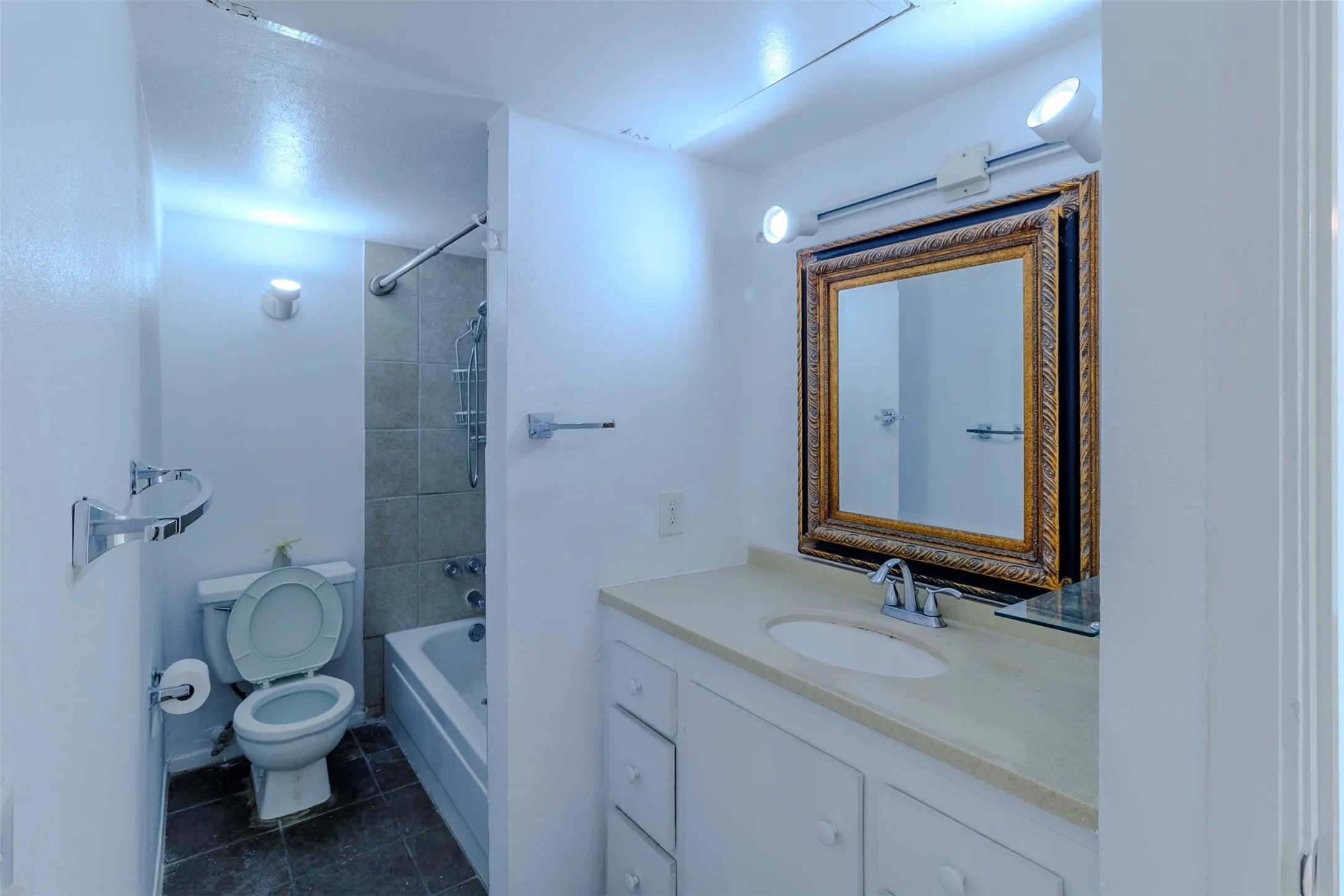 Condominium For Sale in Dallas County , 4859 Cedar Springs Road 234, Dallas, Texas 75219, 1 Bedroom, 1 Bathroom, 1 Garage spaces, 629 Sqft, built in 1970, mls#21395685, Real Estate Agent in Dallas, Homes For Sale in Dallas county, Homes For Sale in Dallas, Realtor in Dallas Texas, Real Estate Brokerage Independent Realty Texas, Luminita Cordes Realtor