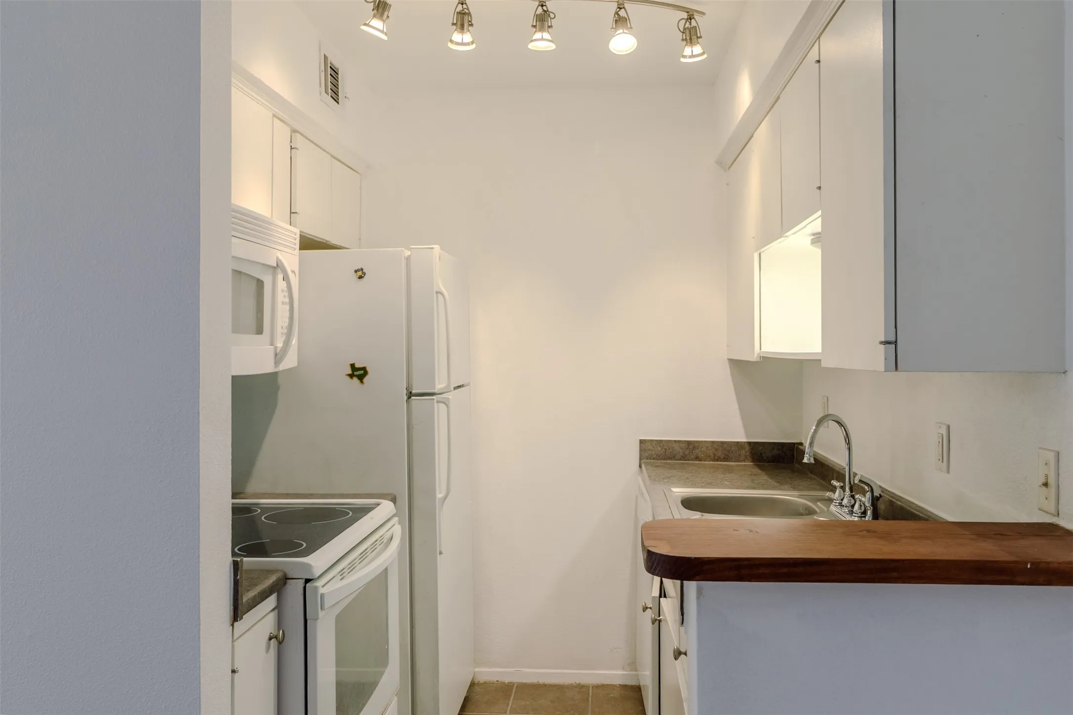 Condominium For Sale in Dallas County , 4859 Cedar Springs Road 234, Dallas, Texas 75219, 1 Bedroom, 1 Bathroom, 1 Garage spaces, 629 Sqft, built in 1970, mls#21395685, Real Estate Agent in Dallas, Homes For Sale in Dallas county, Homes For Sale in Dallas, Realtor in Dallas Texas, Real Estate Brokerage Independent Realty Texas, Luminita Cordes Realtor