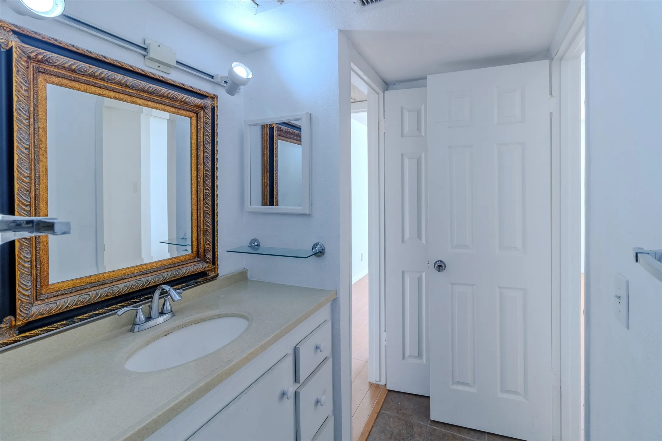 Condominium For Sale in Dallas County , 4859 Cedar Springs Road 234, Dallas, Texas 75219, 1 Bedroom, 1 Bathroom, 1 Garage spaces, 629 Sqft, built in 1970, mls#21395685, Real Estate Agent in Dallas, Homes For Sale in Dallas county, Homes For Sale in Dallas, Realtor in Dallas Texas, Real Estate Brokerage Independent Realty Texas, Luminita Cordes Realtor